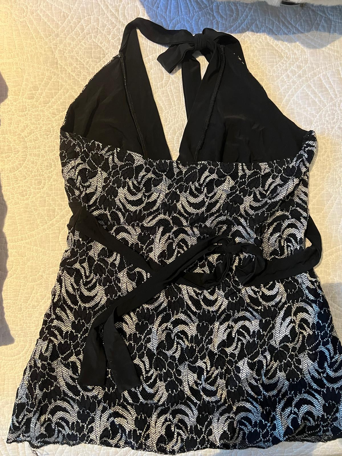 V neck black/white top