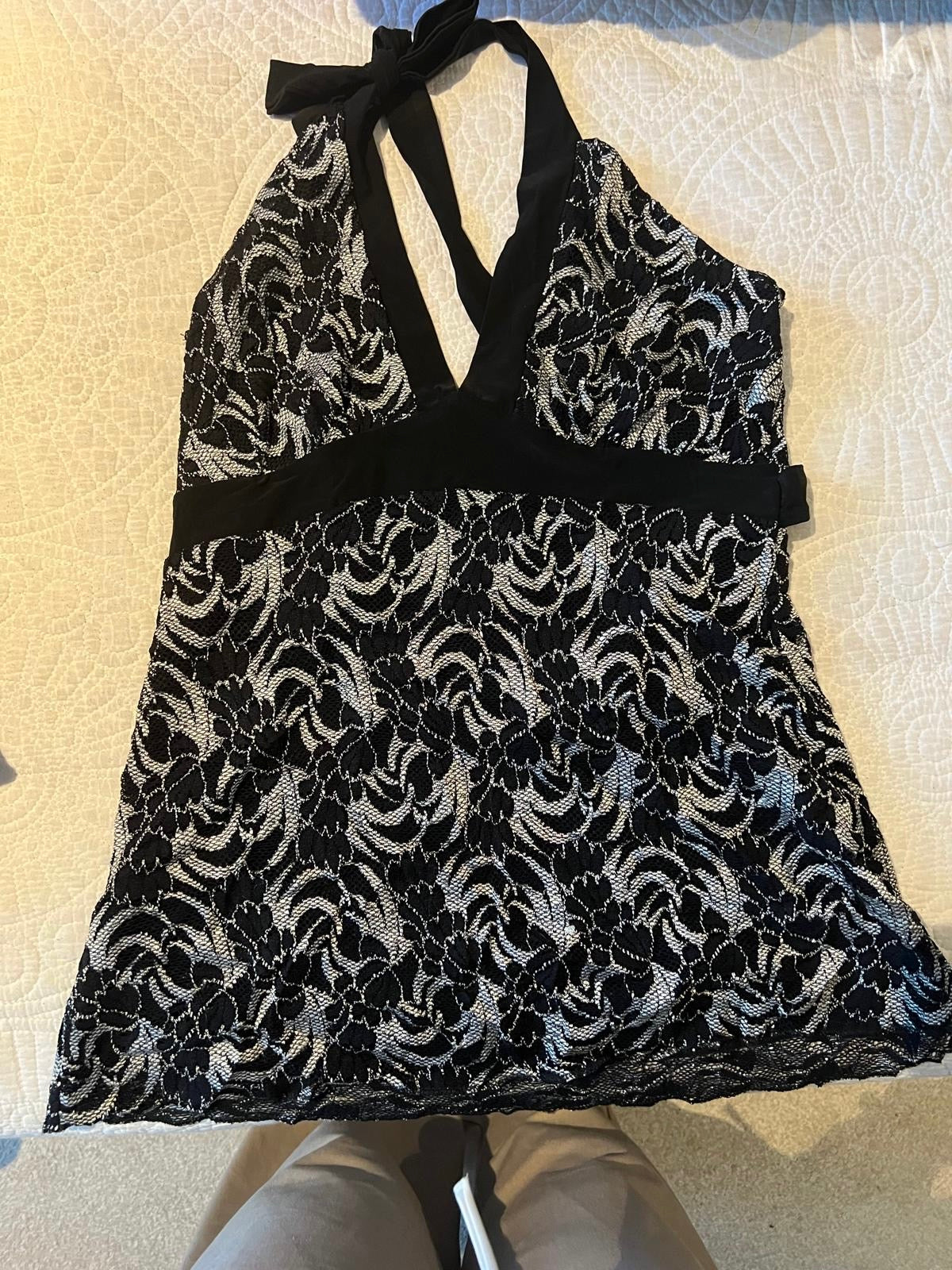 V neck black/white top