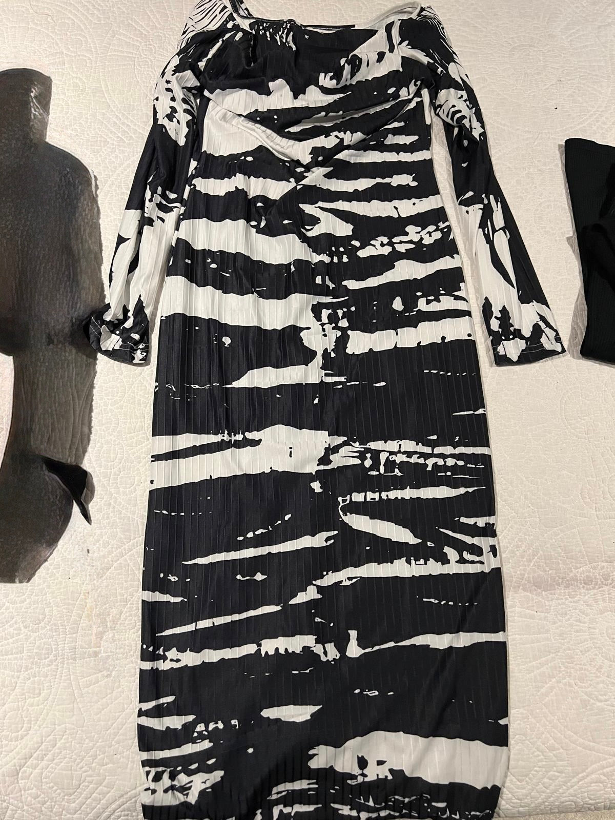 Black/white long sleeve maxi dress