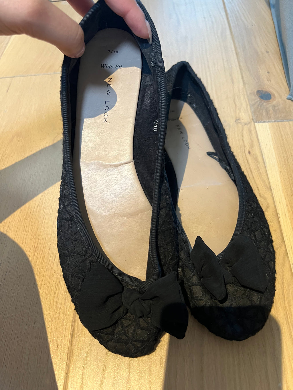 Black, pump flats with bow