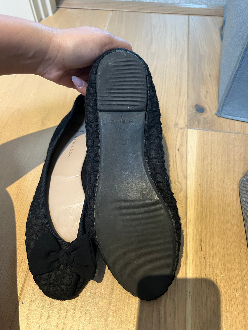 Black, pump flats with bow