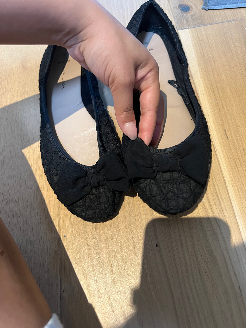Black, pump flats with bow