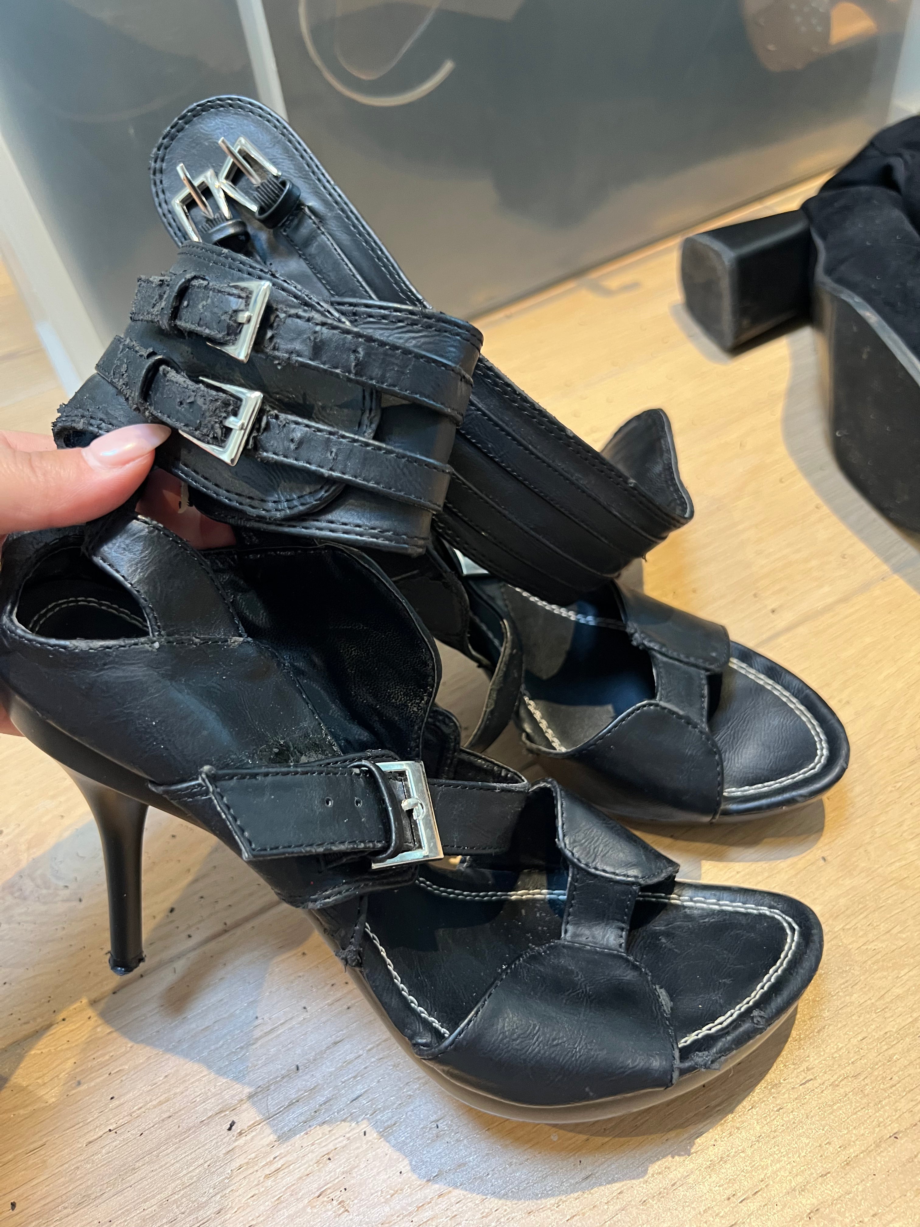 Black heel, buckle strap, open toe