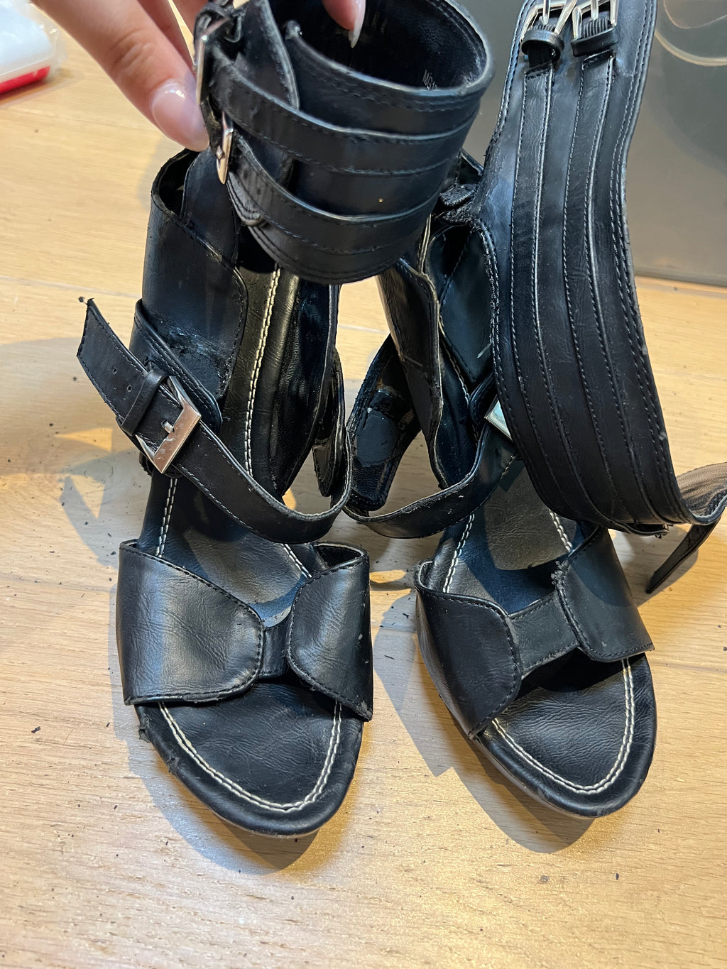Black heel, buckle strap, open toe