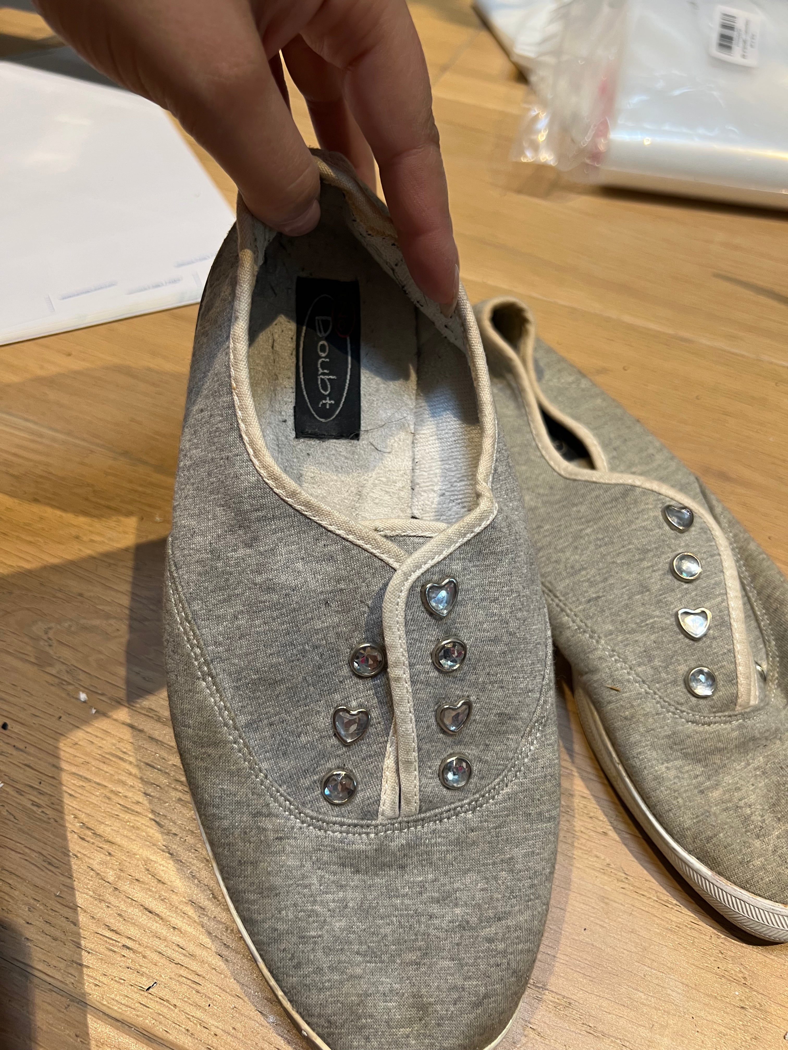 Laceless grey plimpsoles