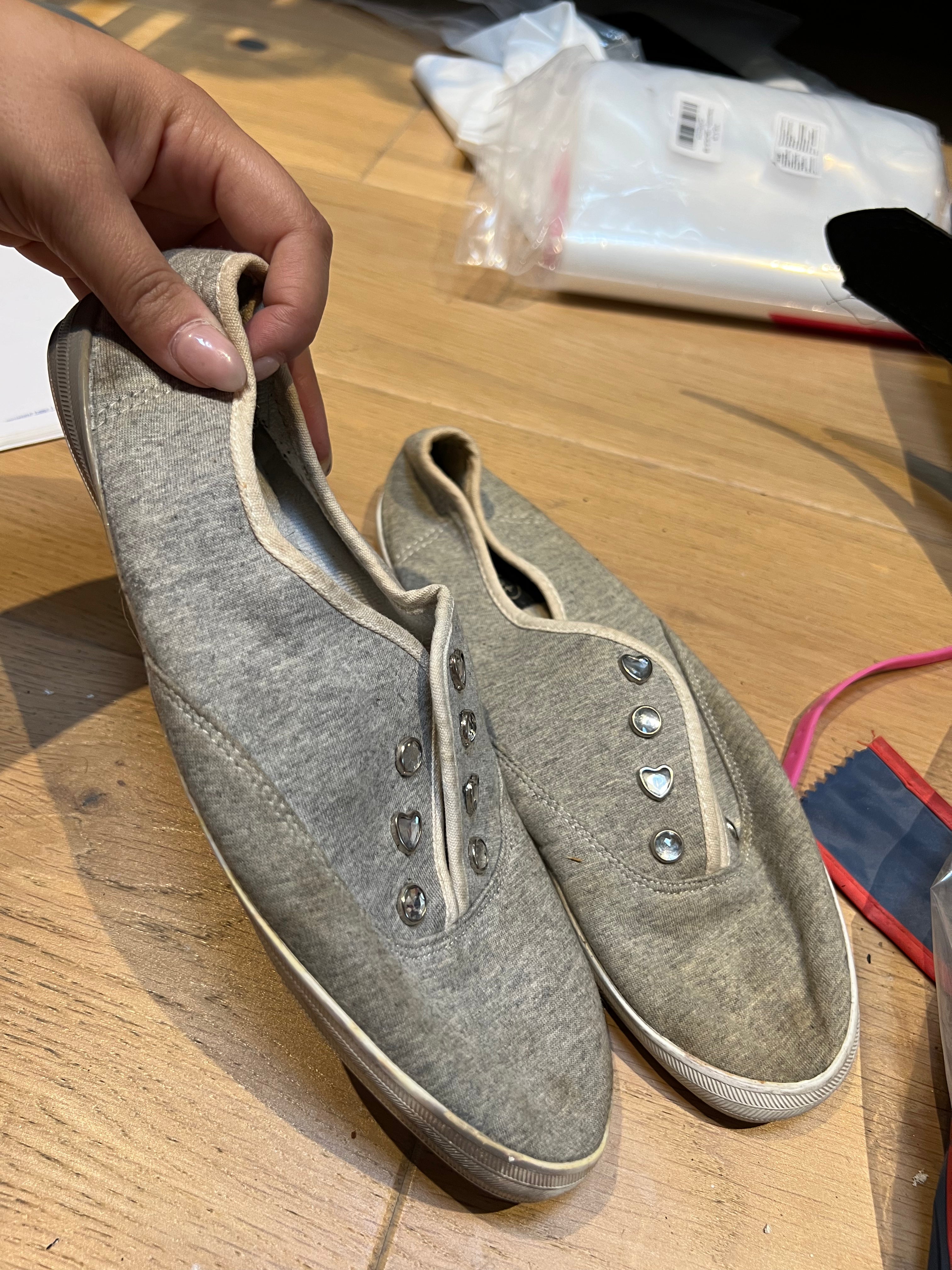 Laceless grey plimpsoles