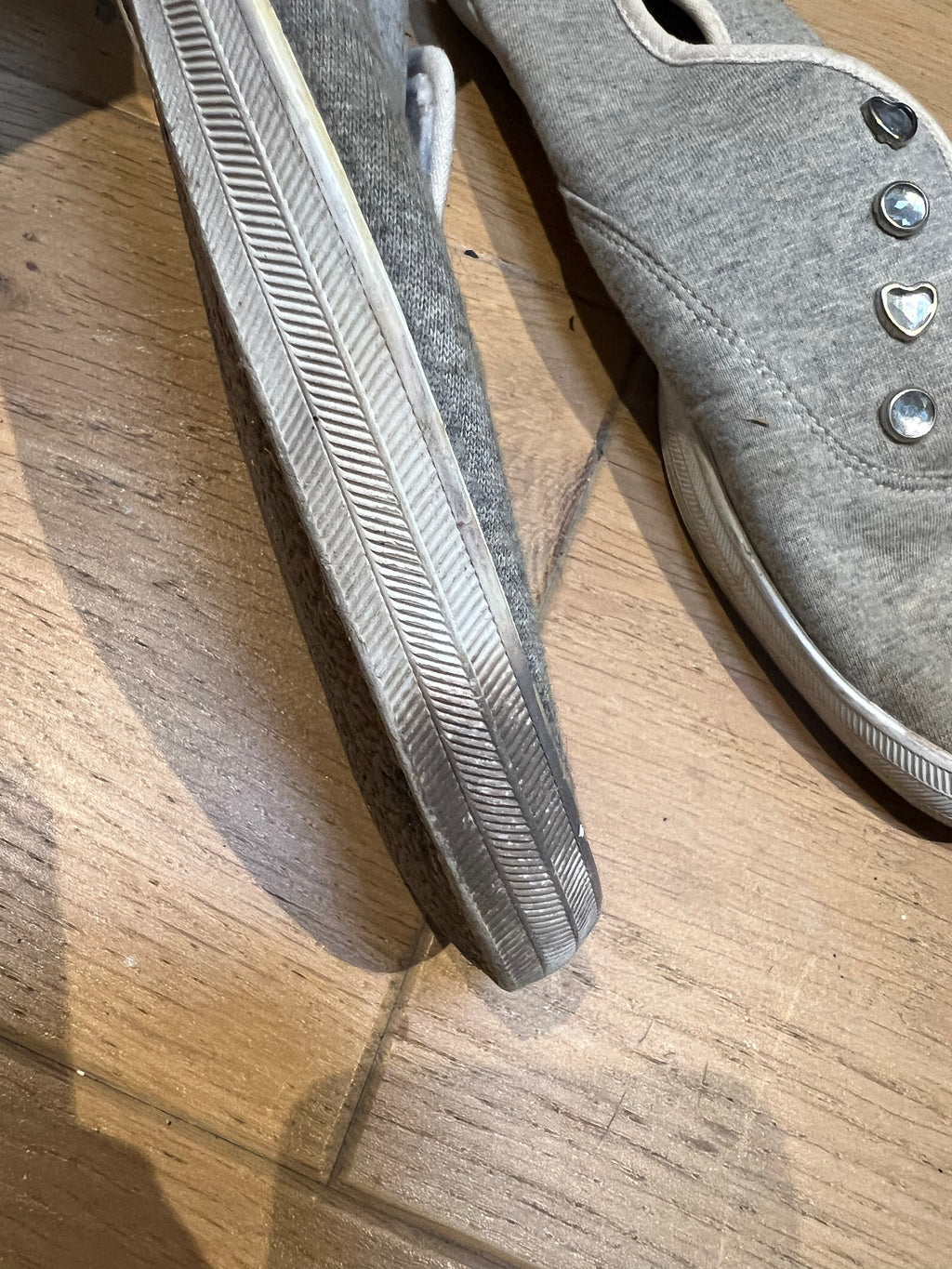 Laceless grey plimpsoles