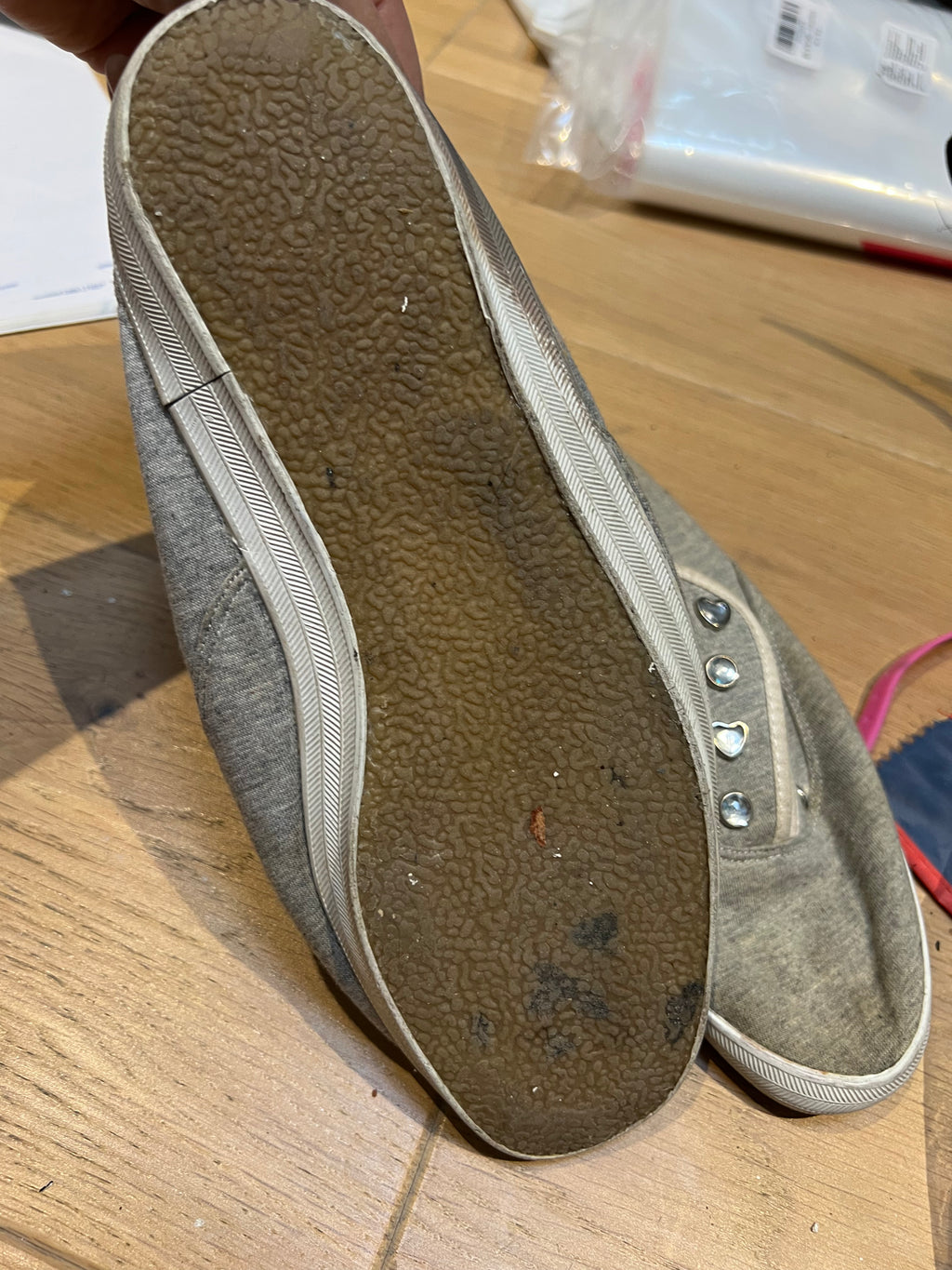 Laceless grey plimpsoles