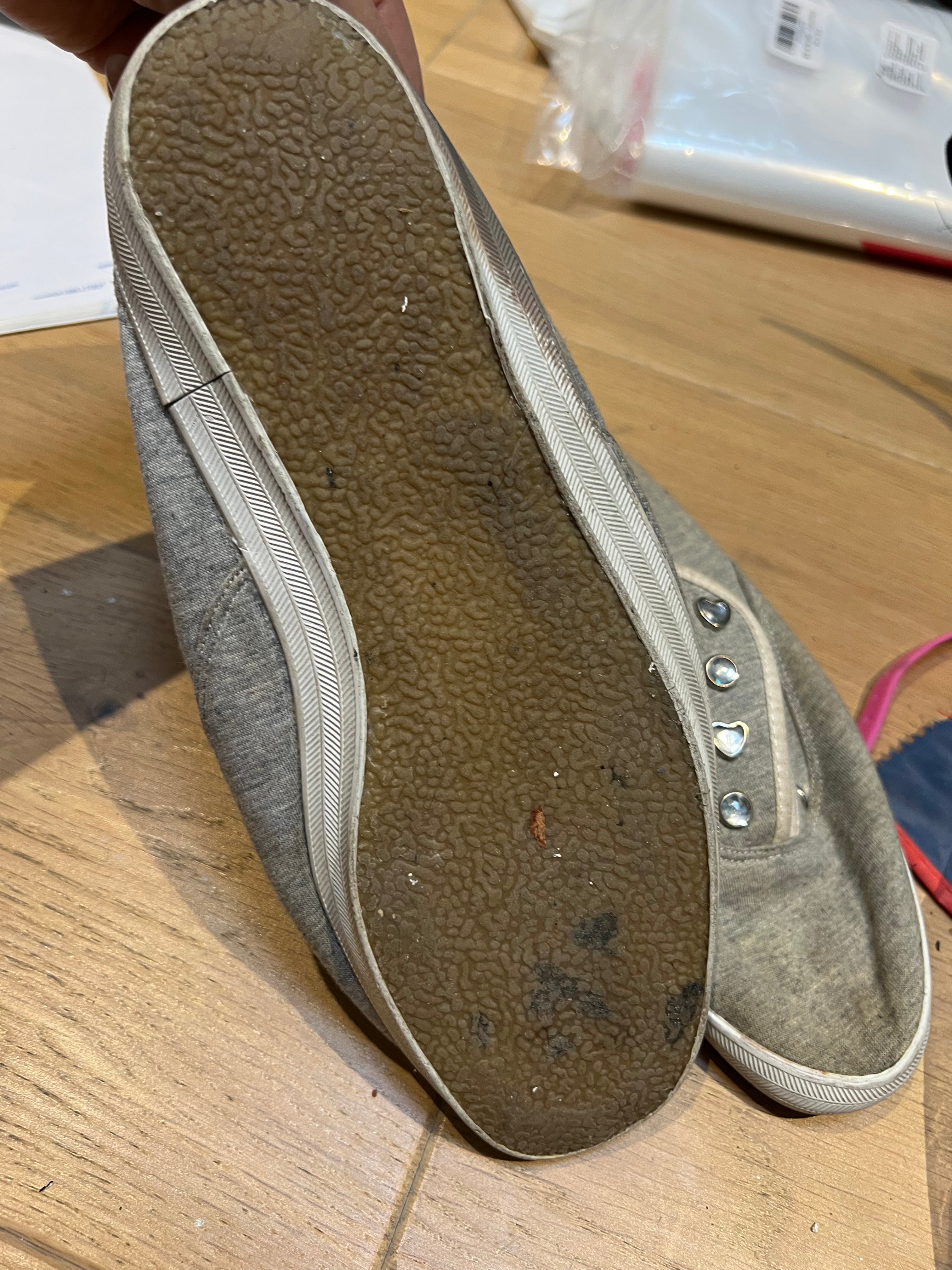 Laceless grey plimpsoles