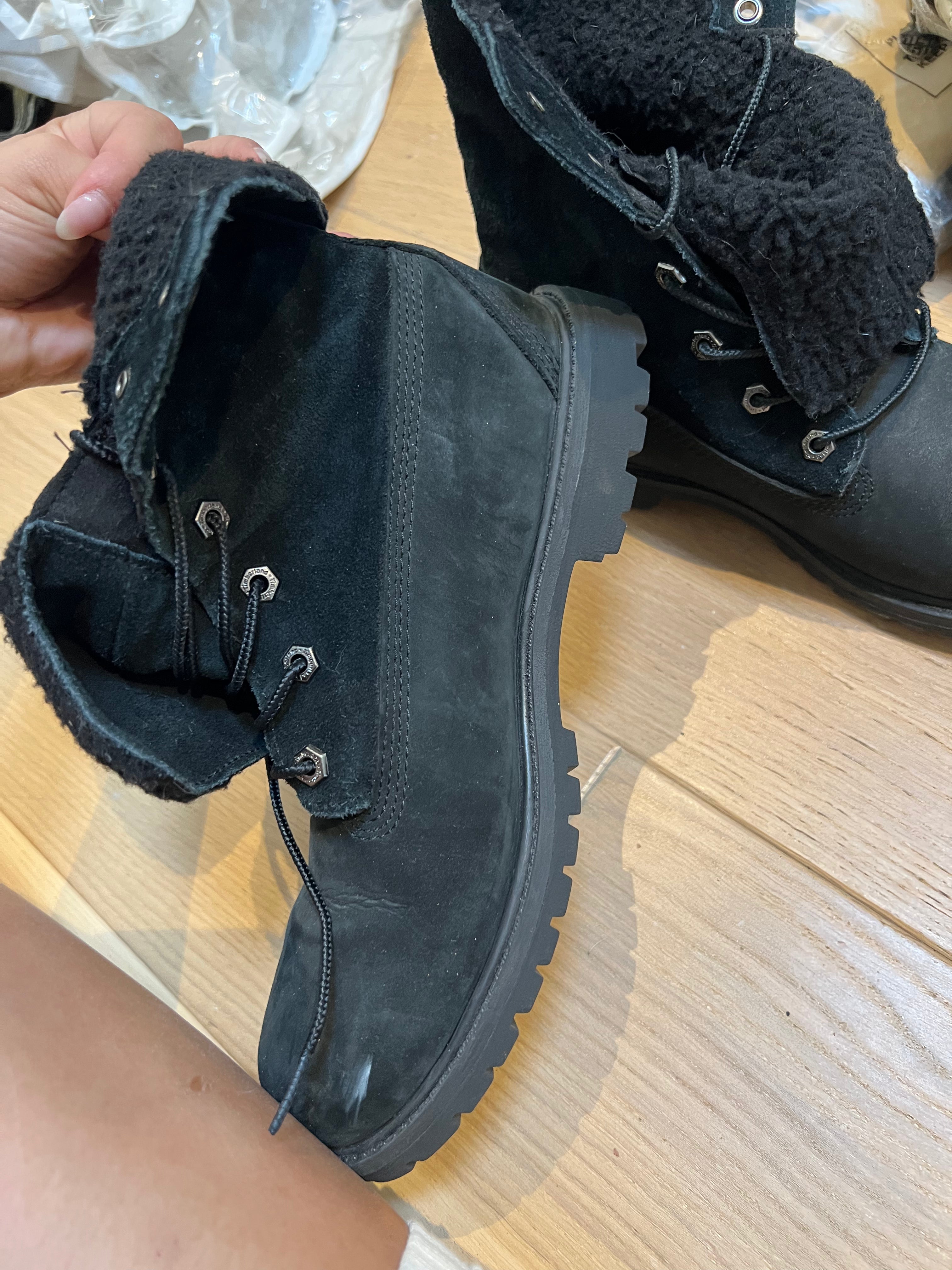 Black Timberland boots / Fur lining inside