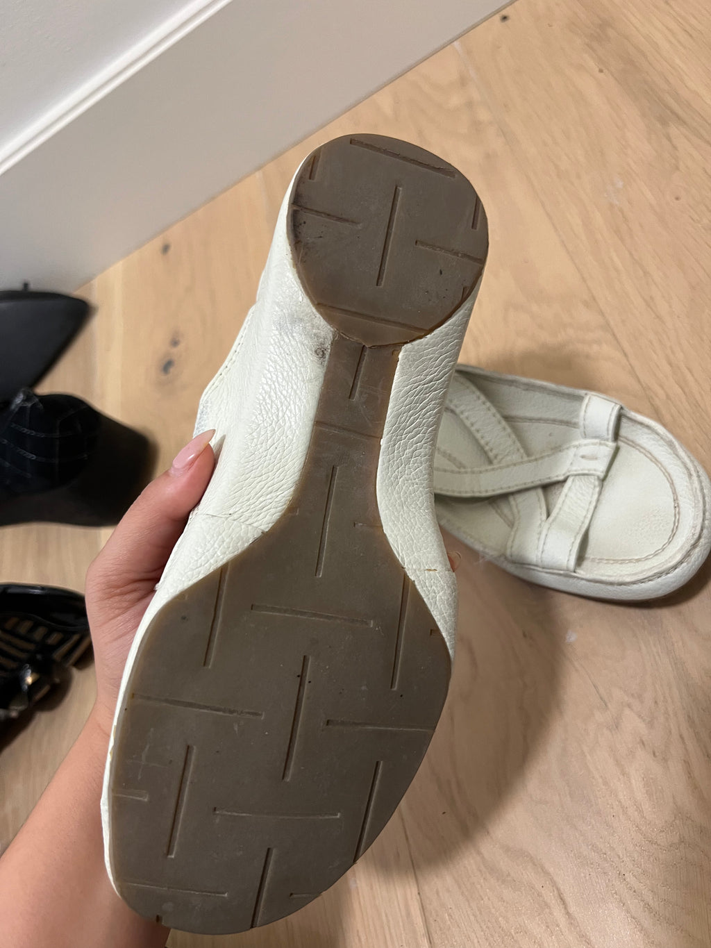 Cream faux leather / Platform sandals