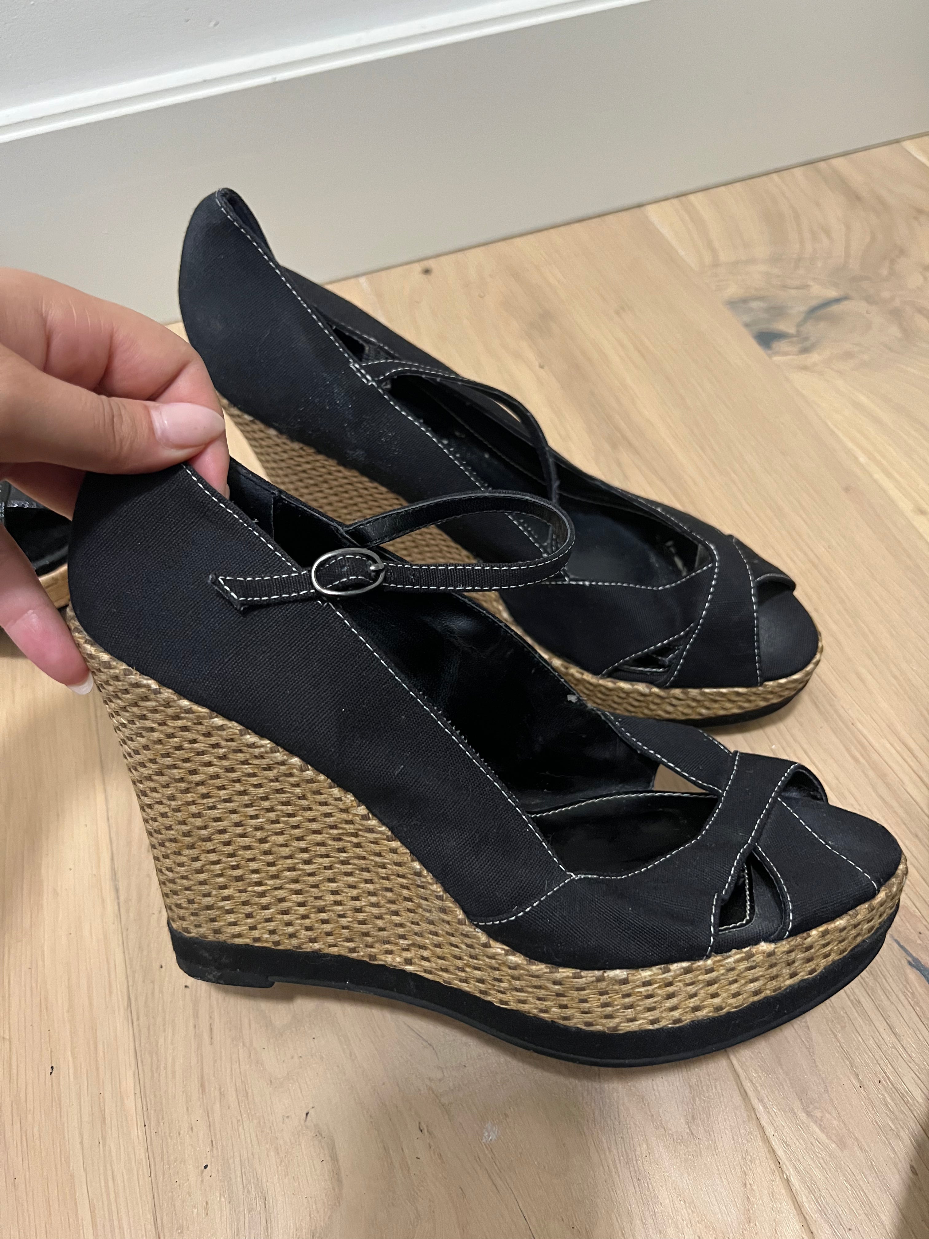 Black heels with woven wedge