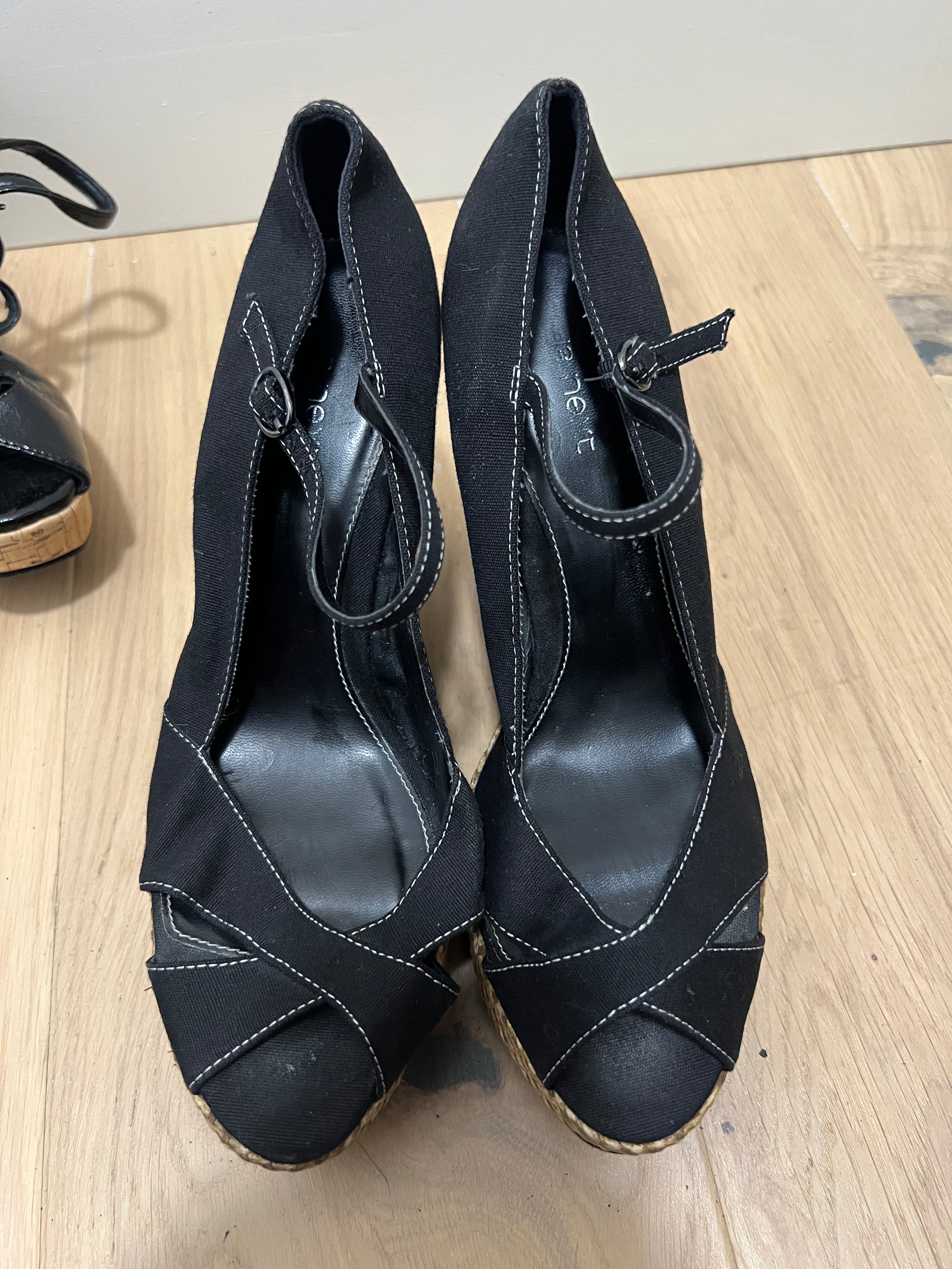 Black heels with woven wedge