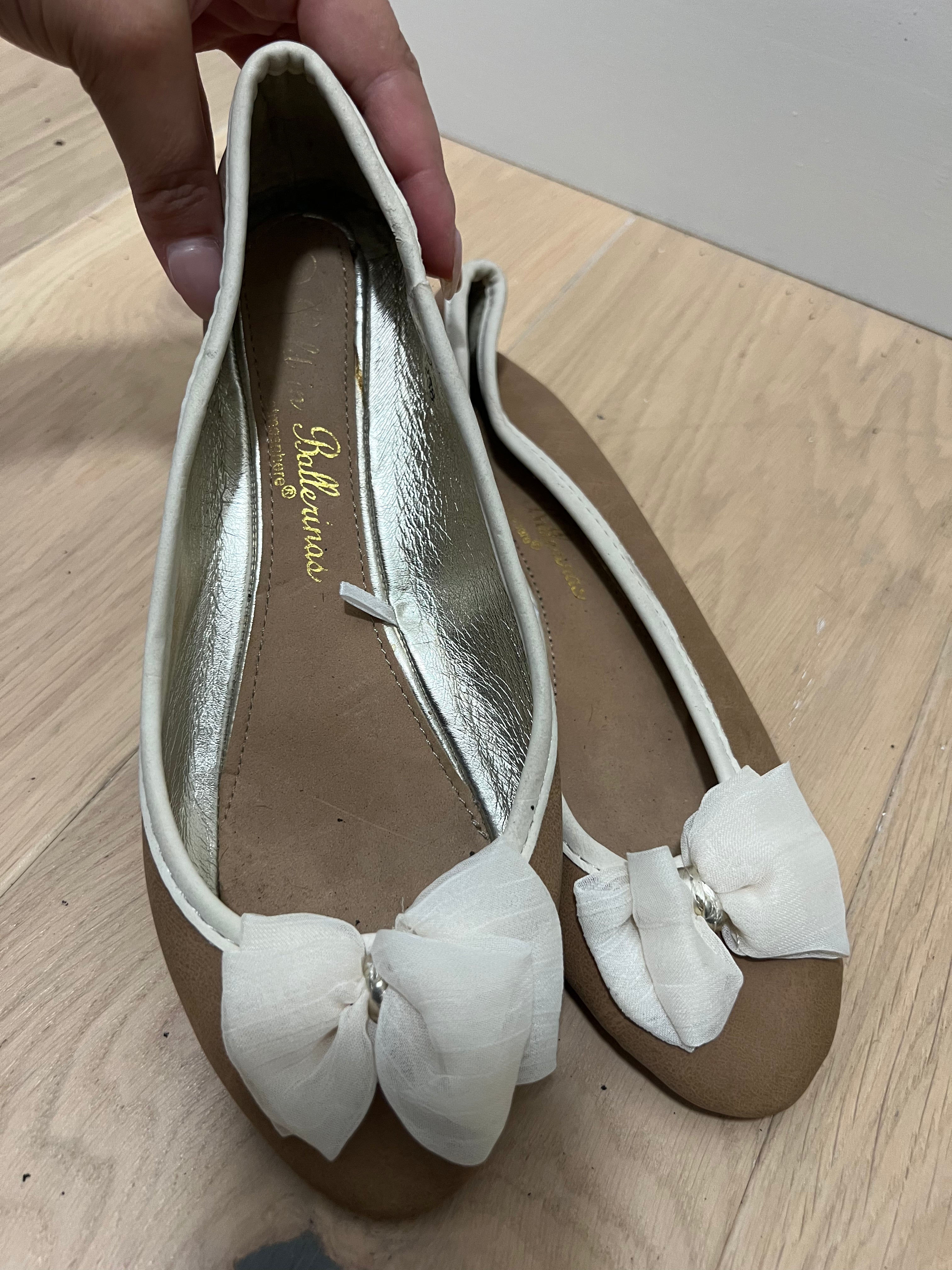 Beige ballerina shoes with white bow