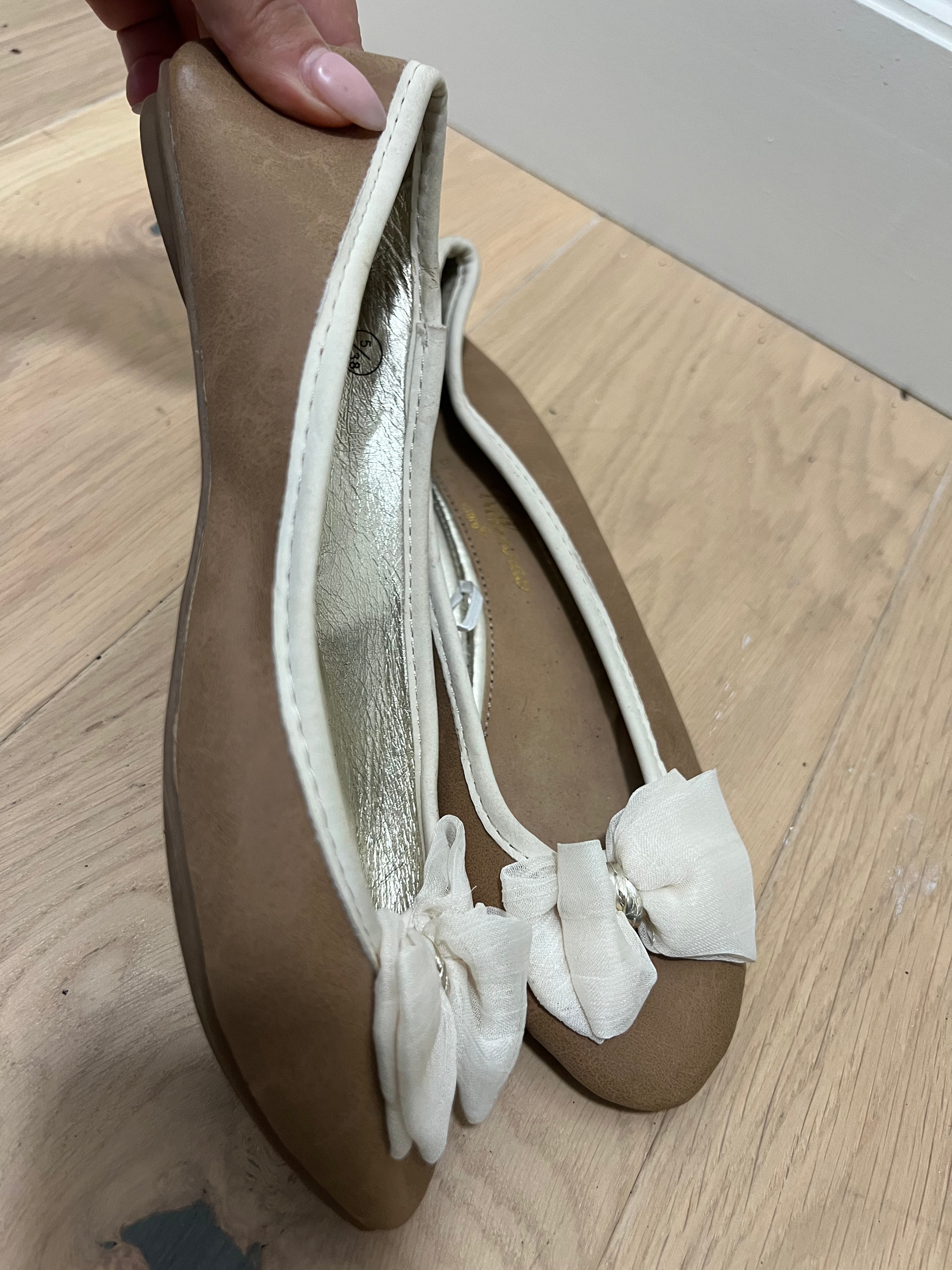 Beige ballerina shoes with white bow
