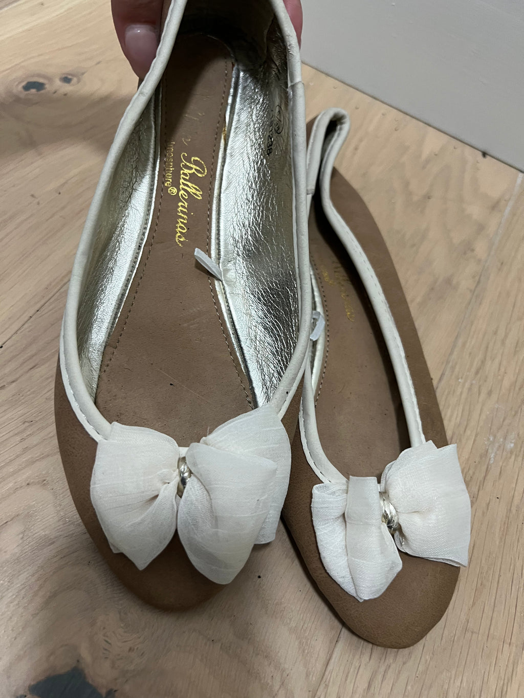Beige ballerina shoes with white bow