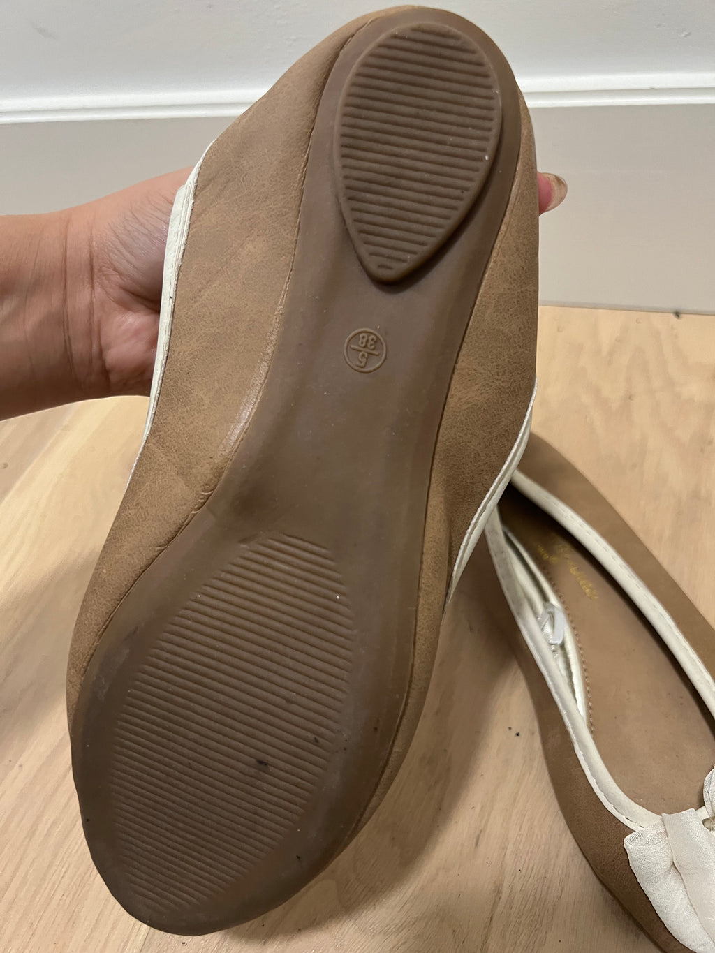 Beige ballerina shoes with white bow