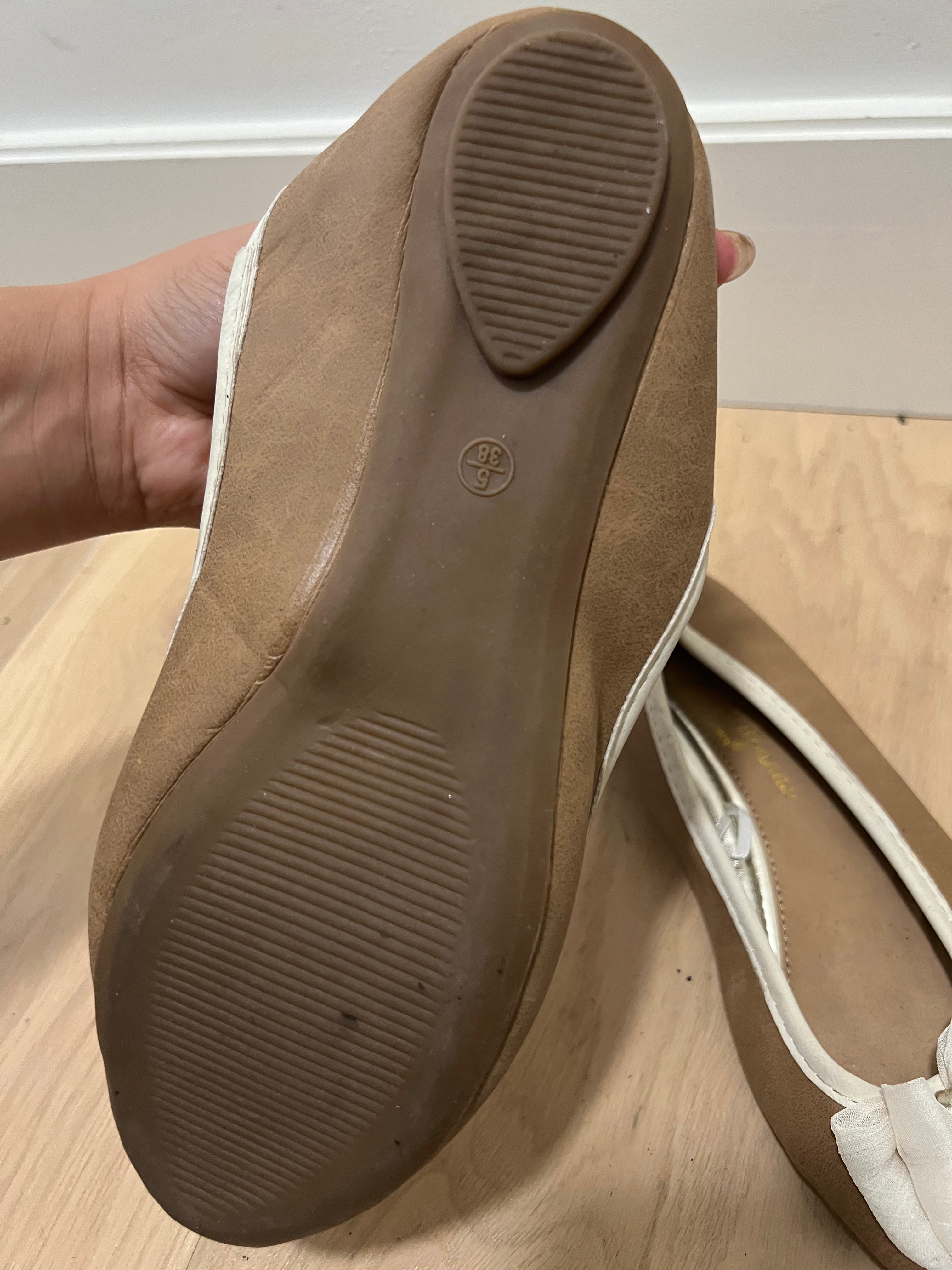 Beige ballerina shoes with white bow