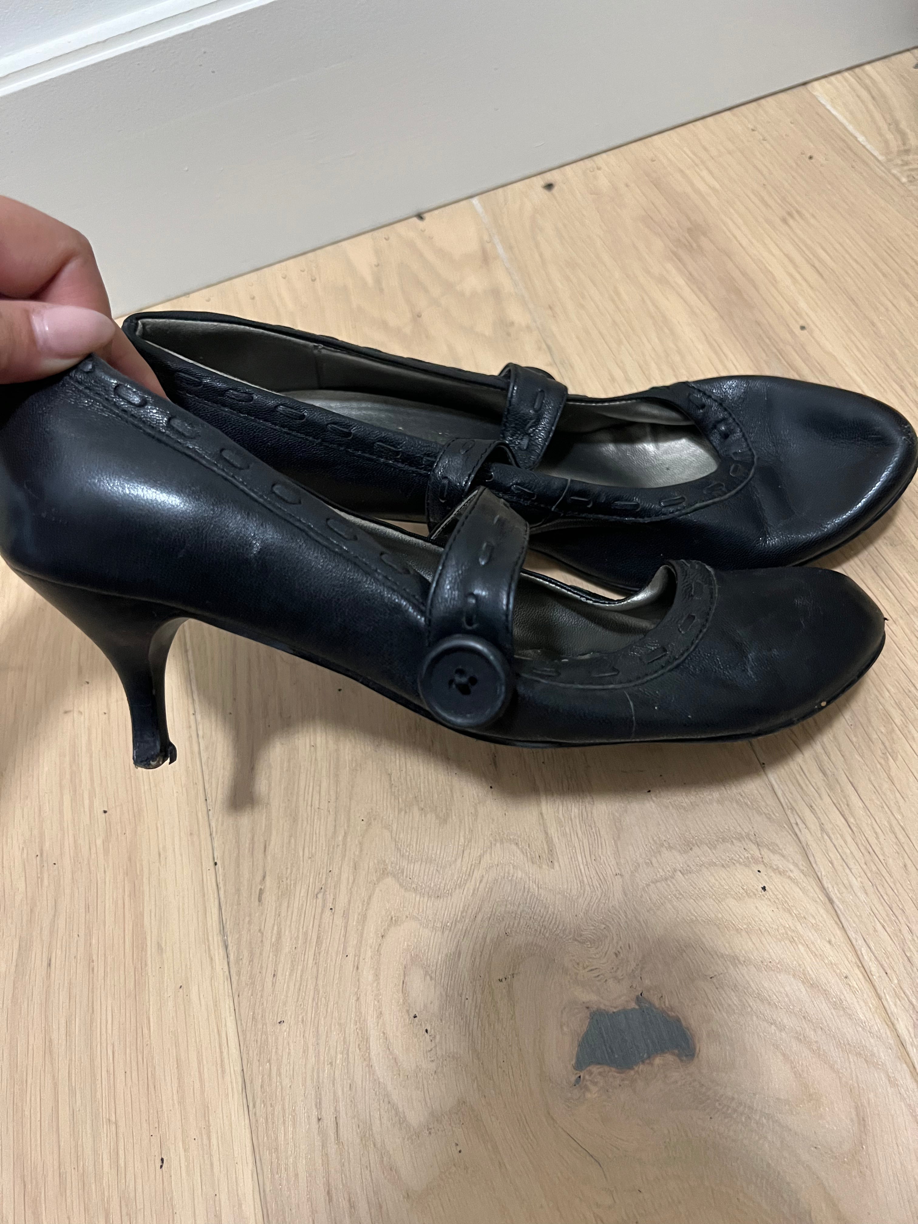 Black kitten heels
