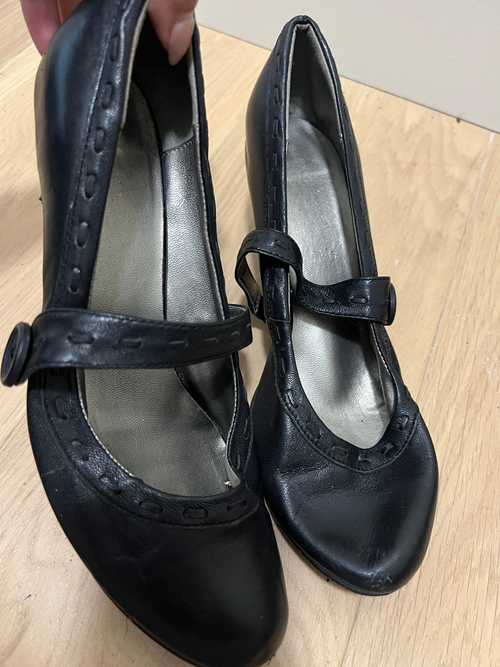 Black kitten heels