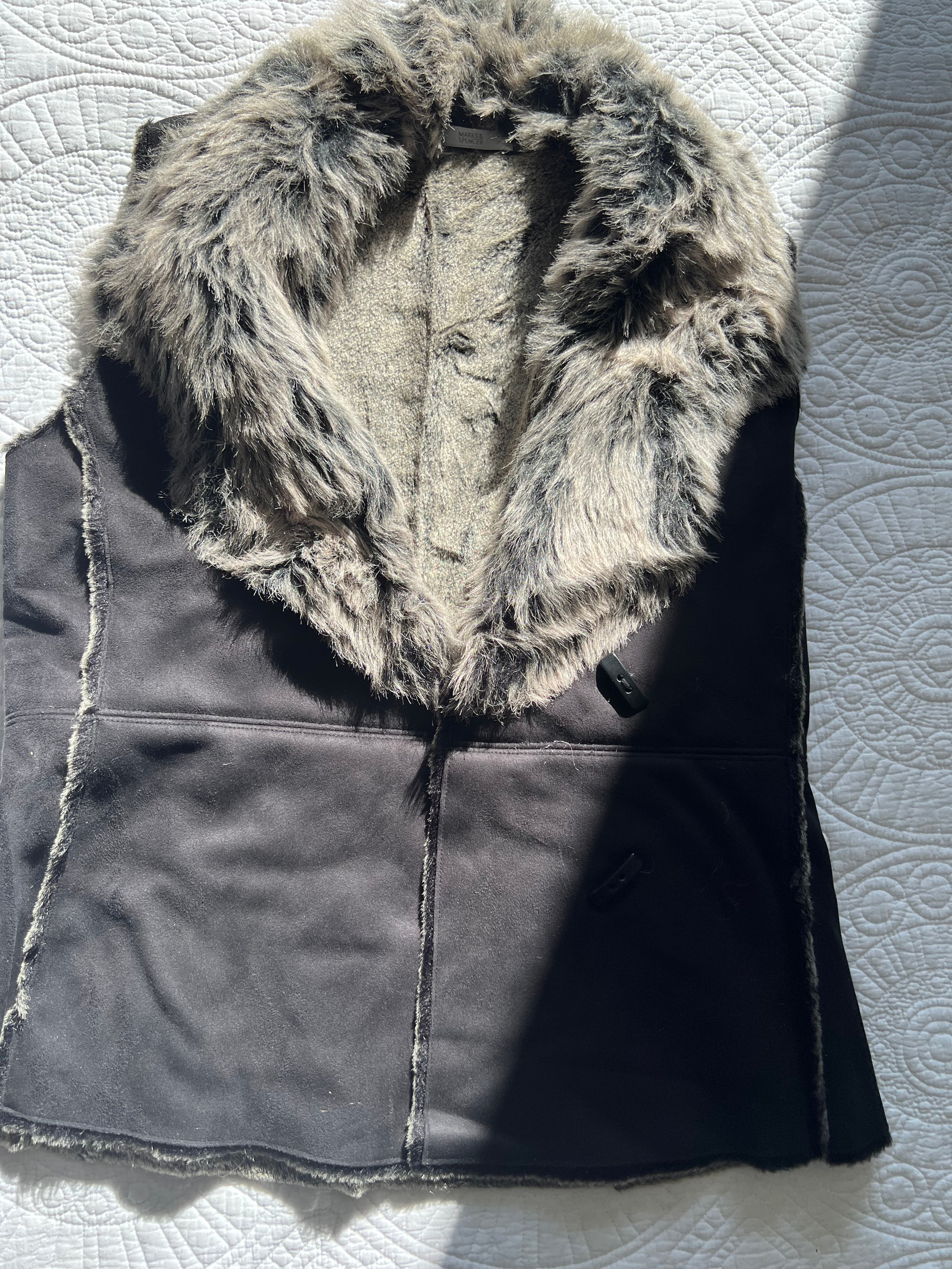 Fur and suede style / sleeveless jacket