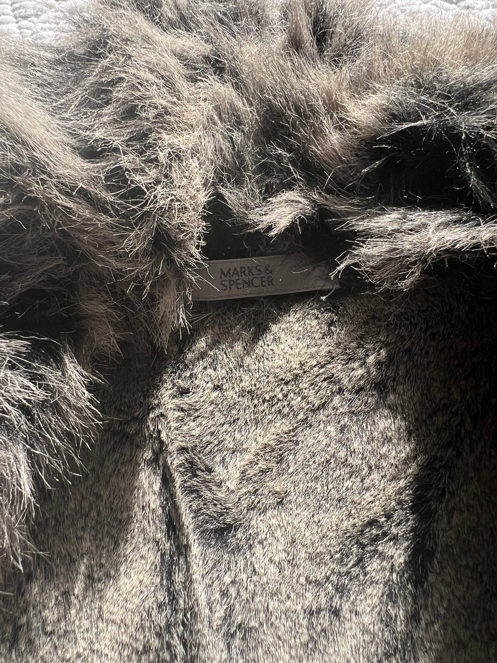 Fur and suede style / sleeveless jacket