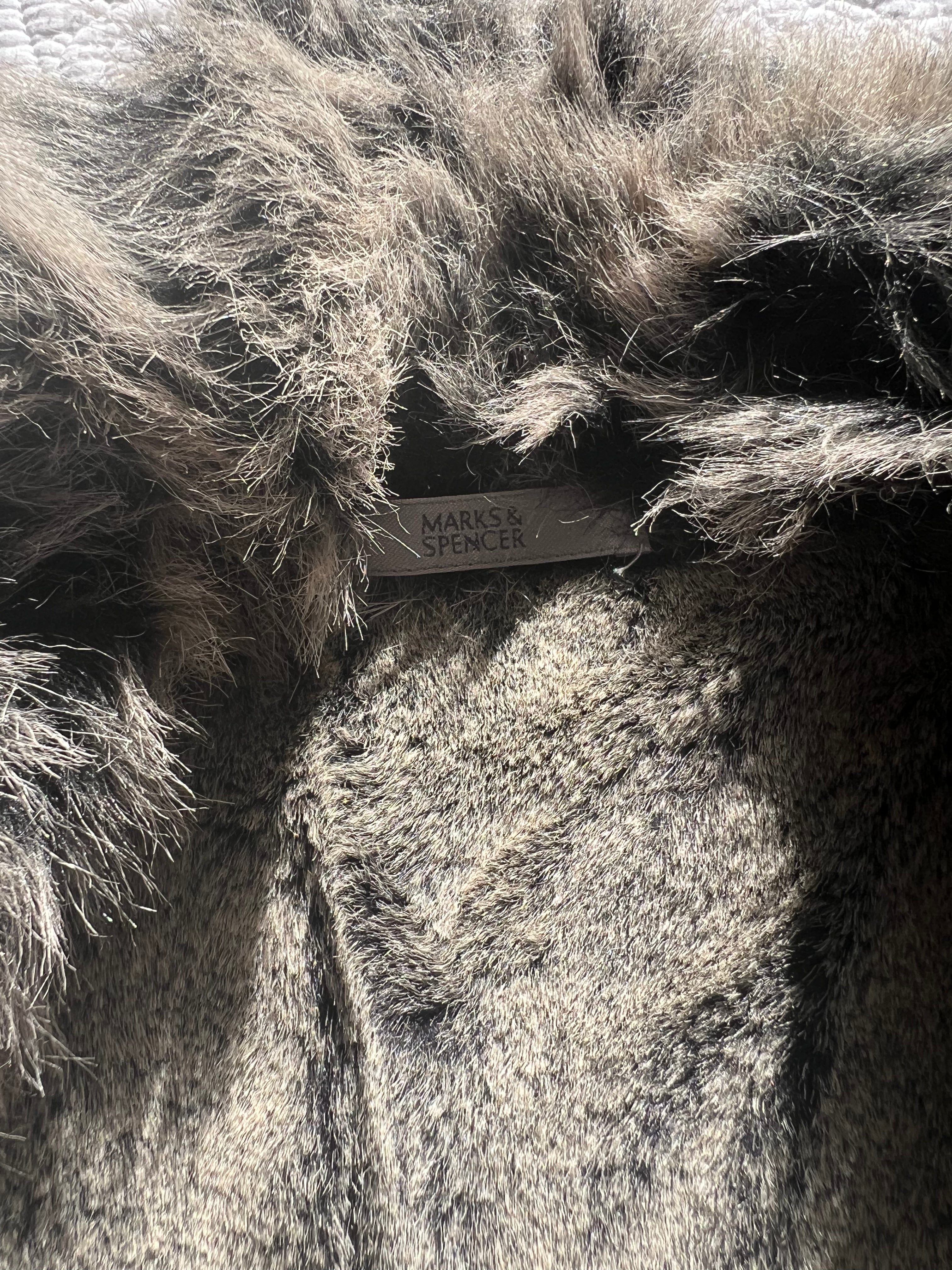 Fur and suede style / sleeveless jacket