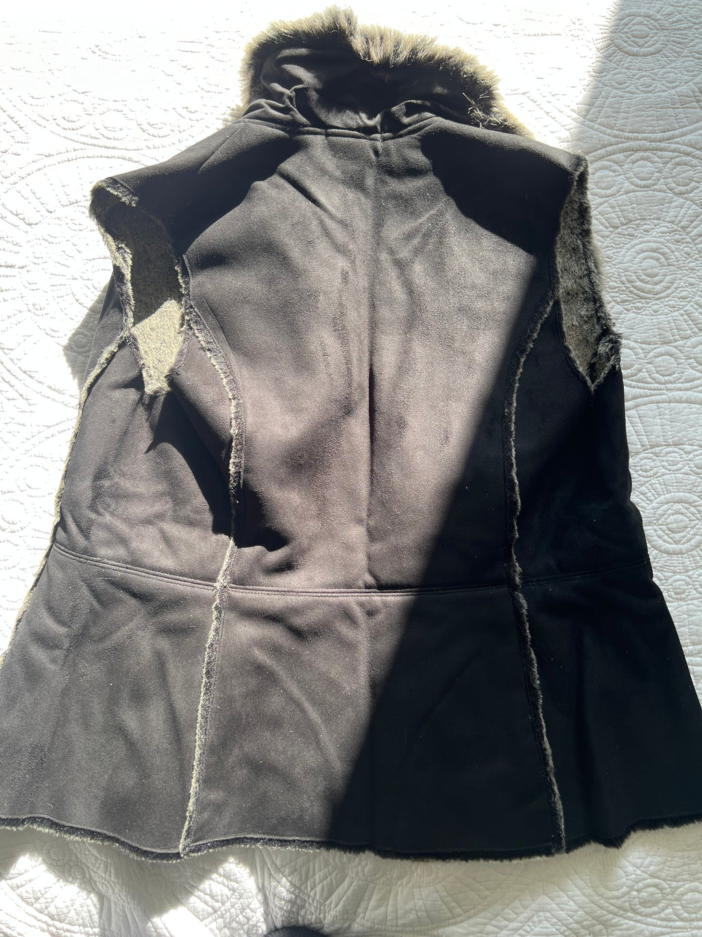 Fur and suede style / sleeveless jacket