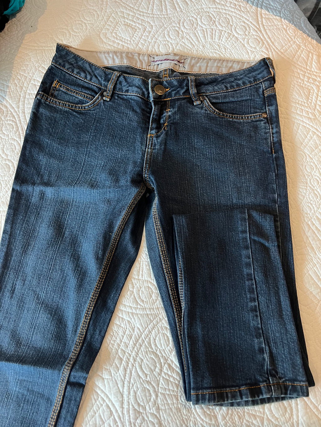 Straight leg jeans / Mid rise / Dark blue wash