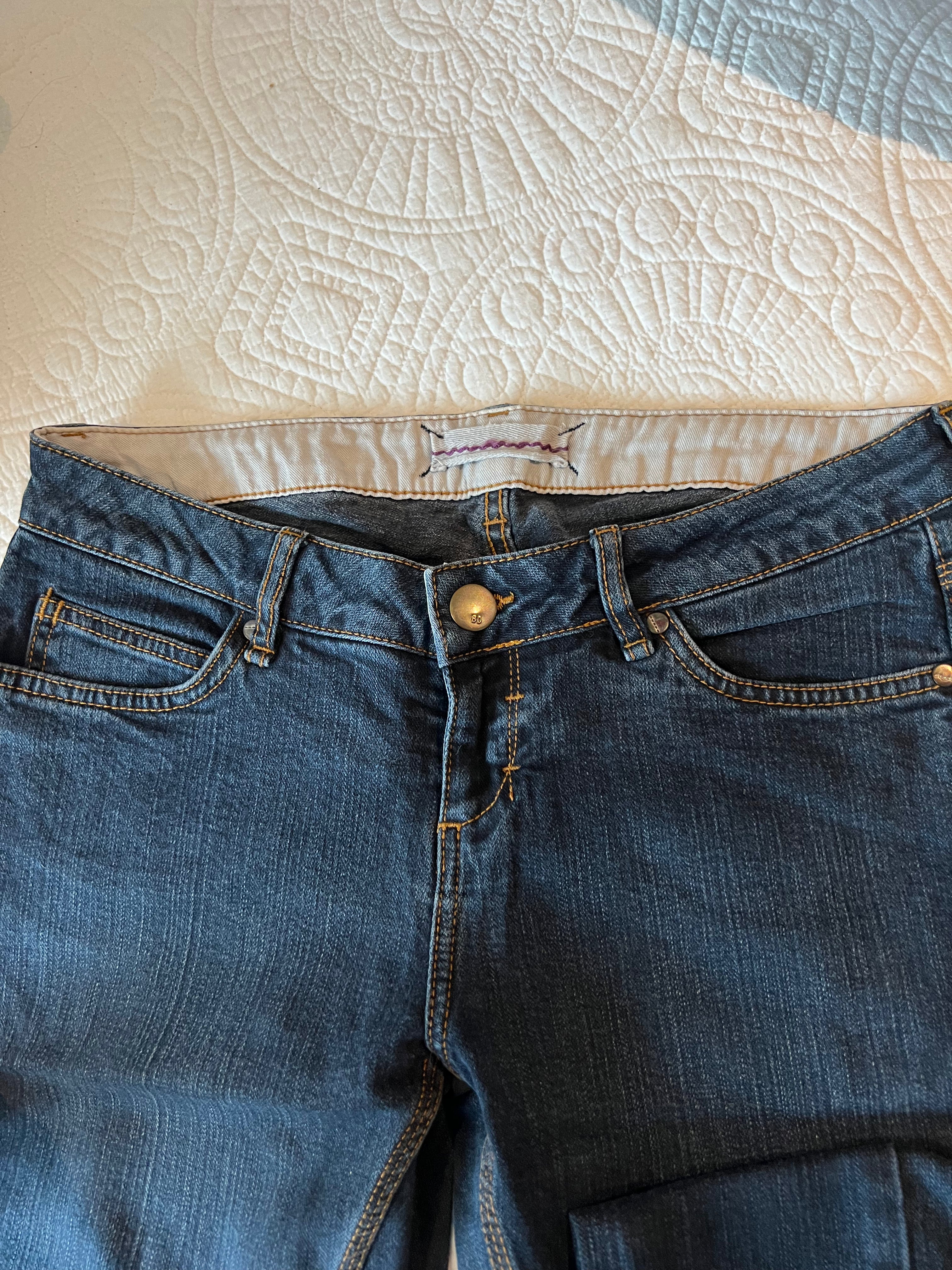 Straight leg jeans / Mid rise / Dark blue wash
