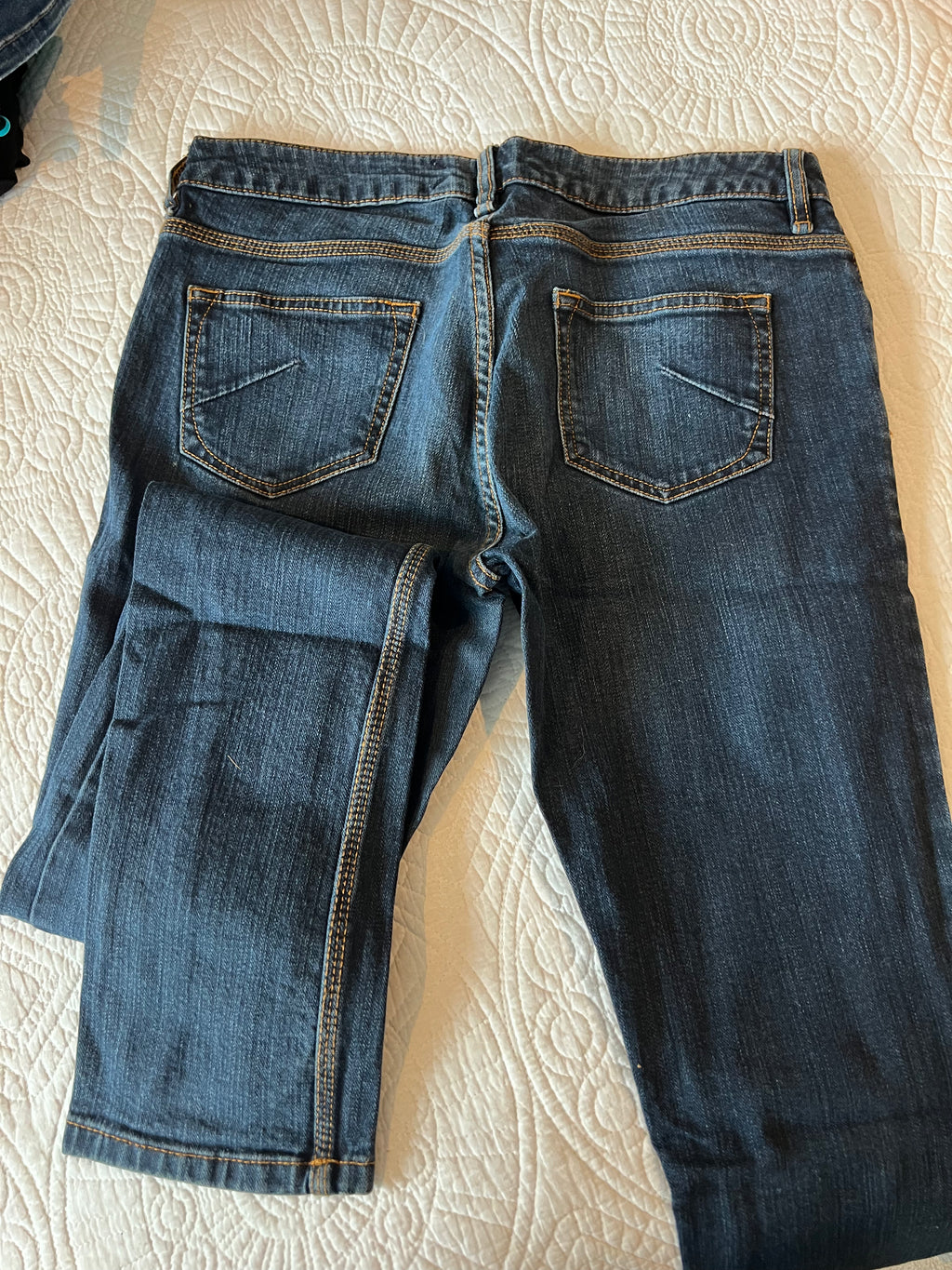 Straight leg jeans / Mid rise / Dark blue wash
