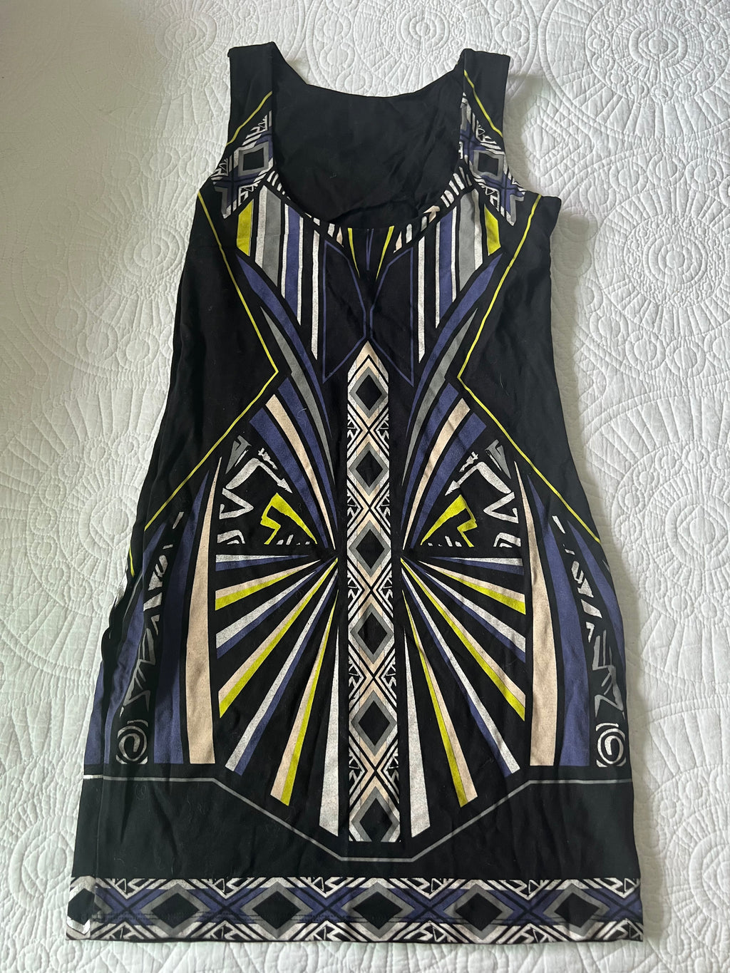 Short black dress with patterns / Low back