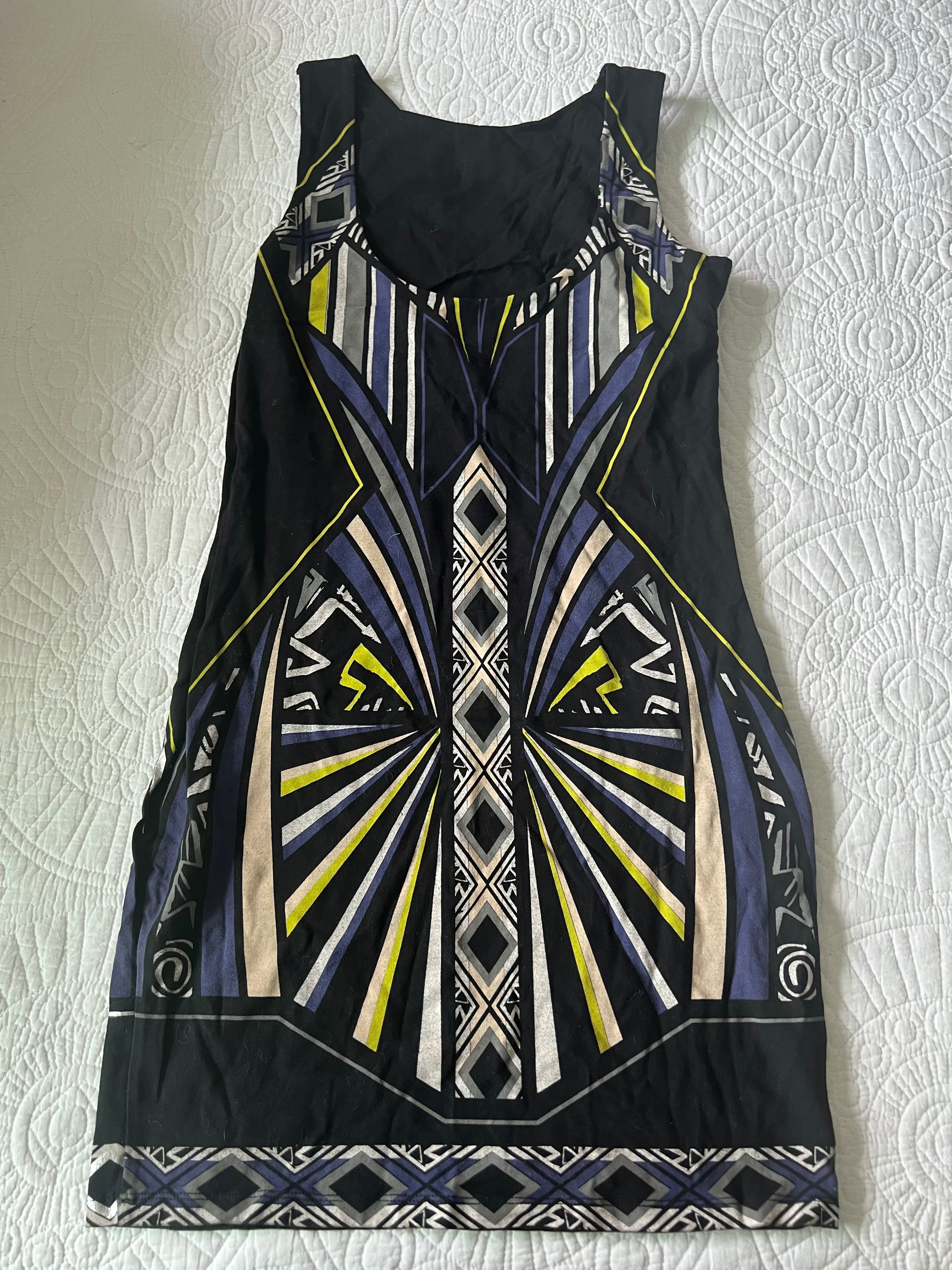 Short black dress with patterns / Low back