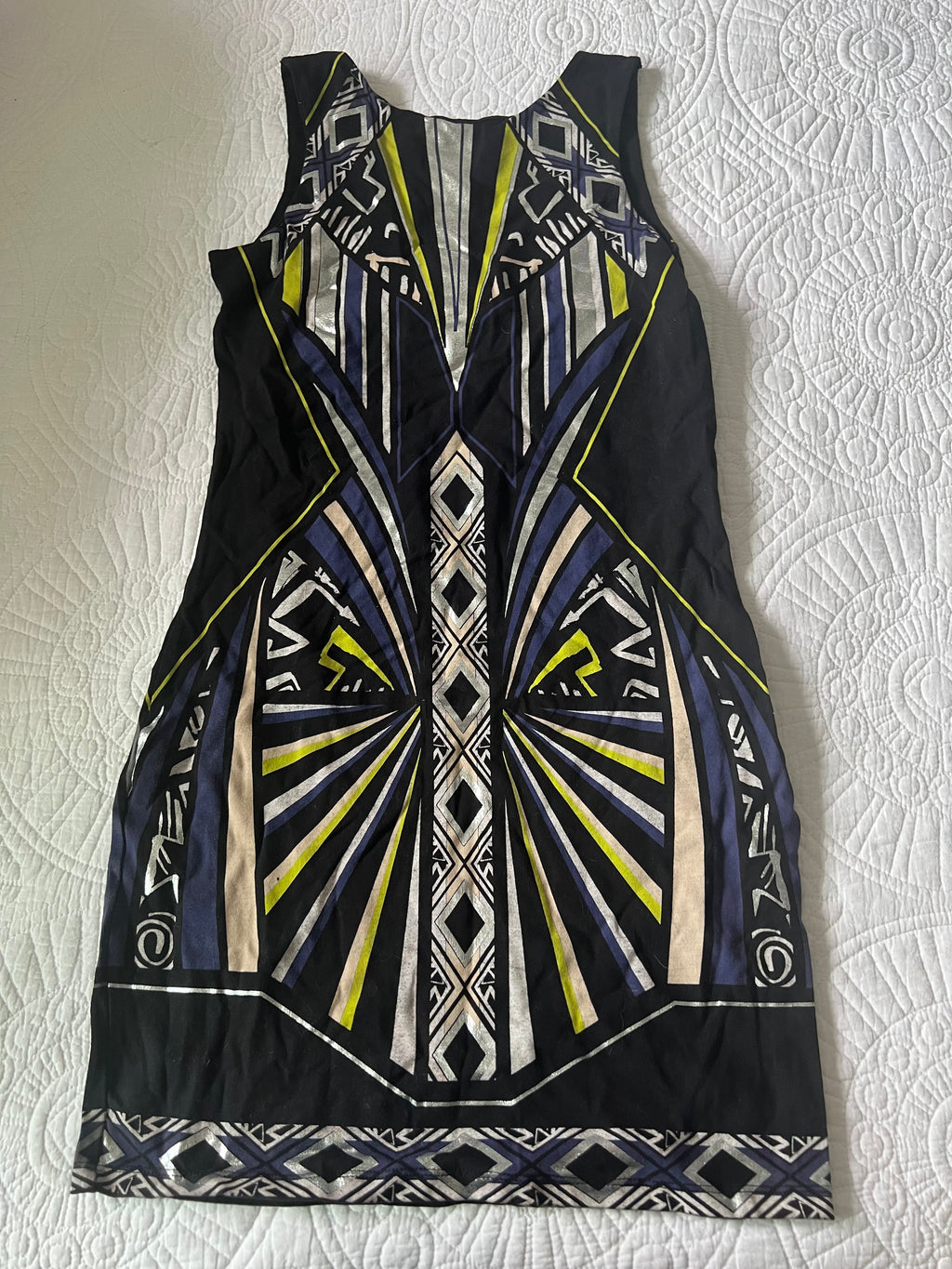 Short black dress with patterns / Low back