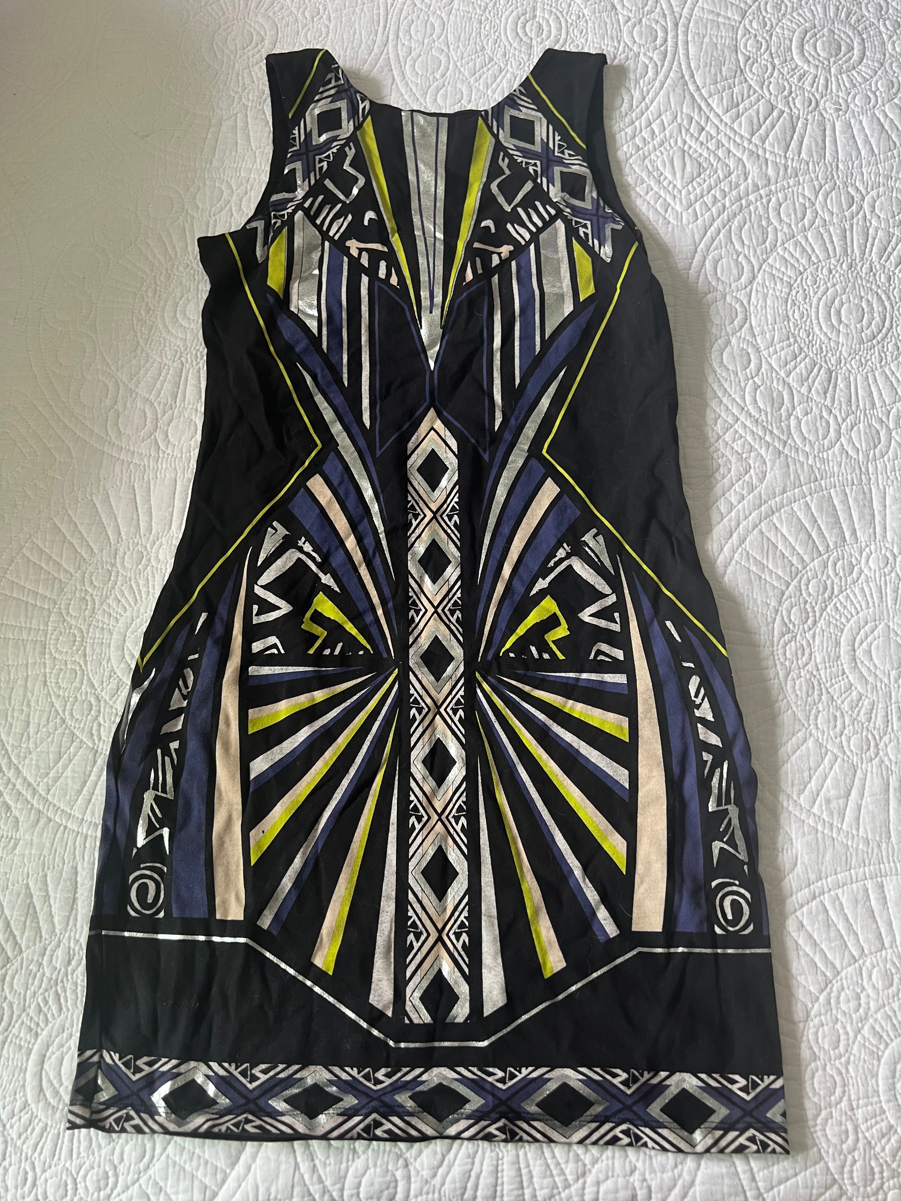 Short black dress with patterns / Low back