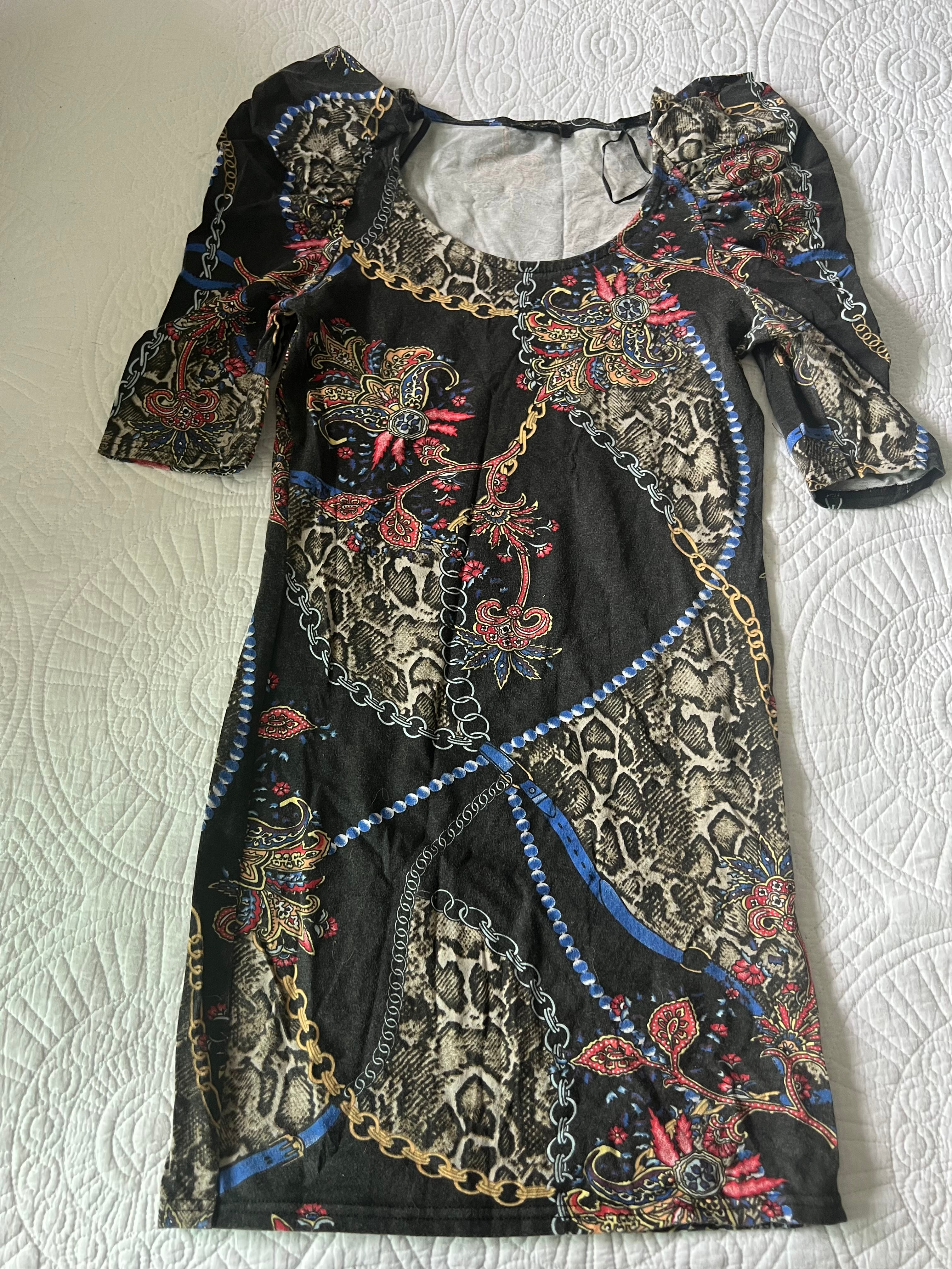 Short black dress with patterns / Puffy quater sleeve