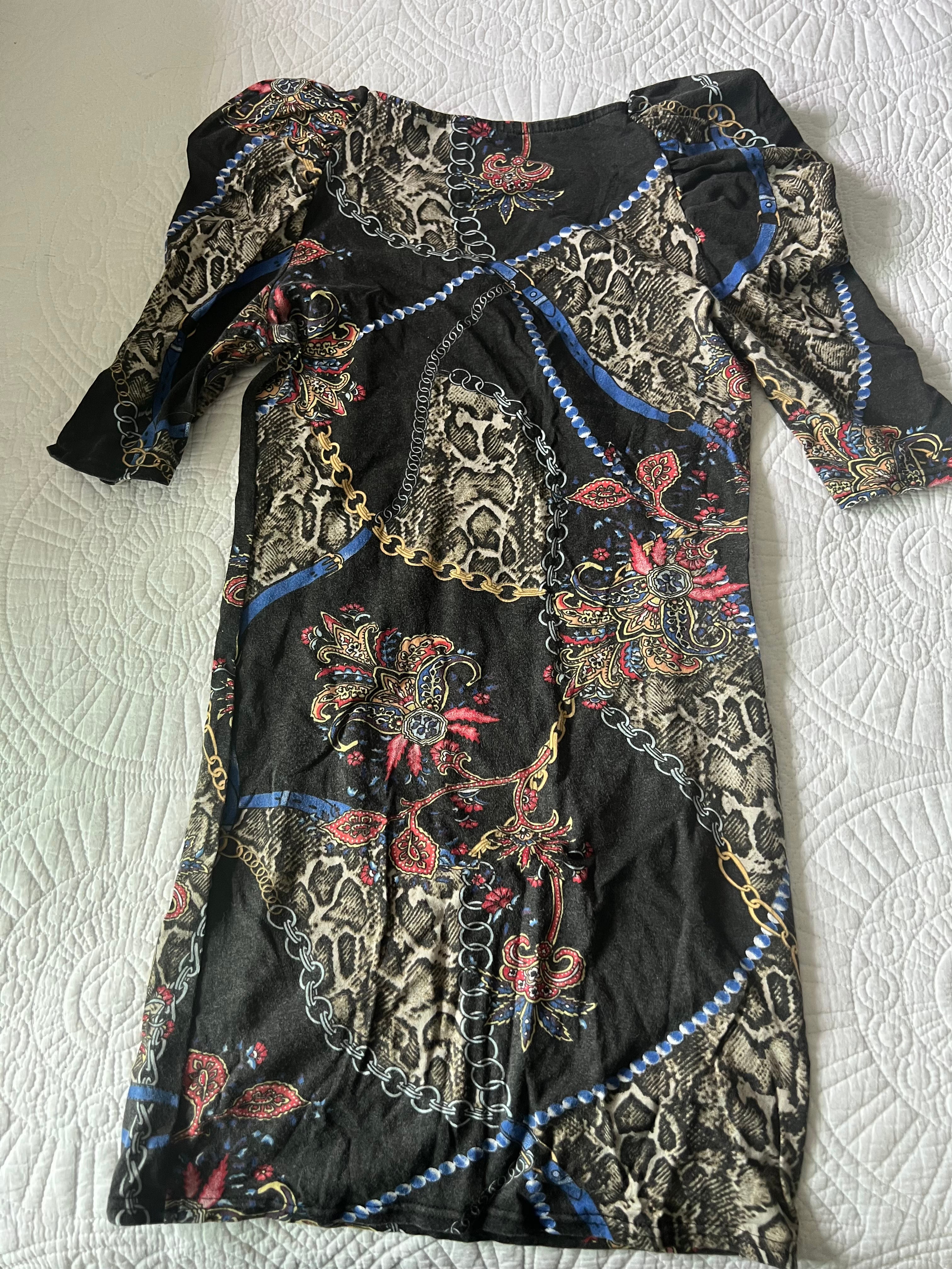 Short black dress with patterns / Puffy quater sleeve
