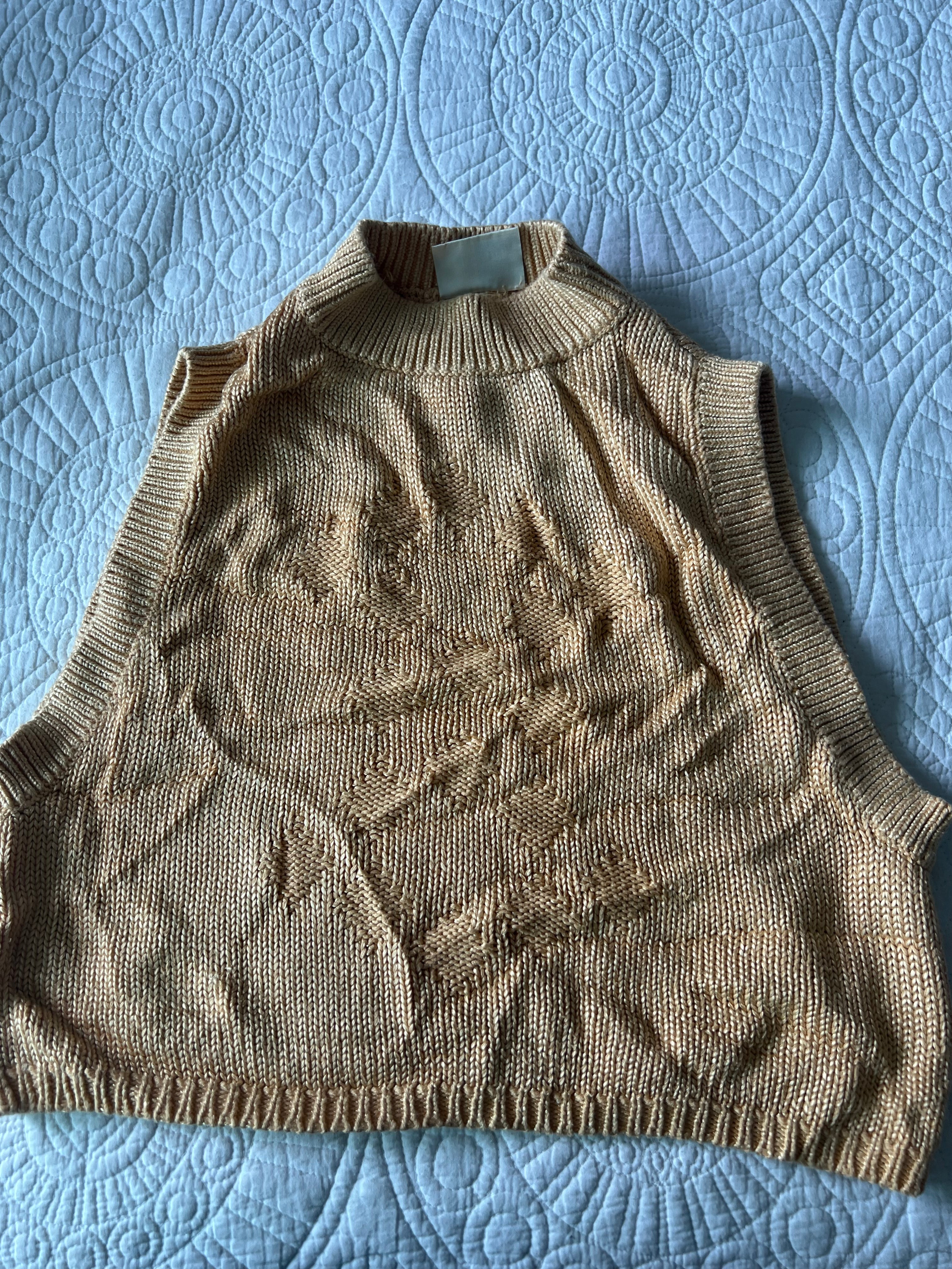 Sleevless knitted yellow jumper