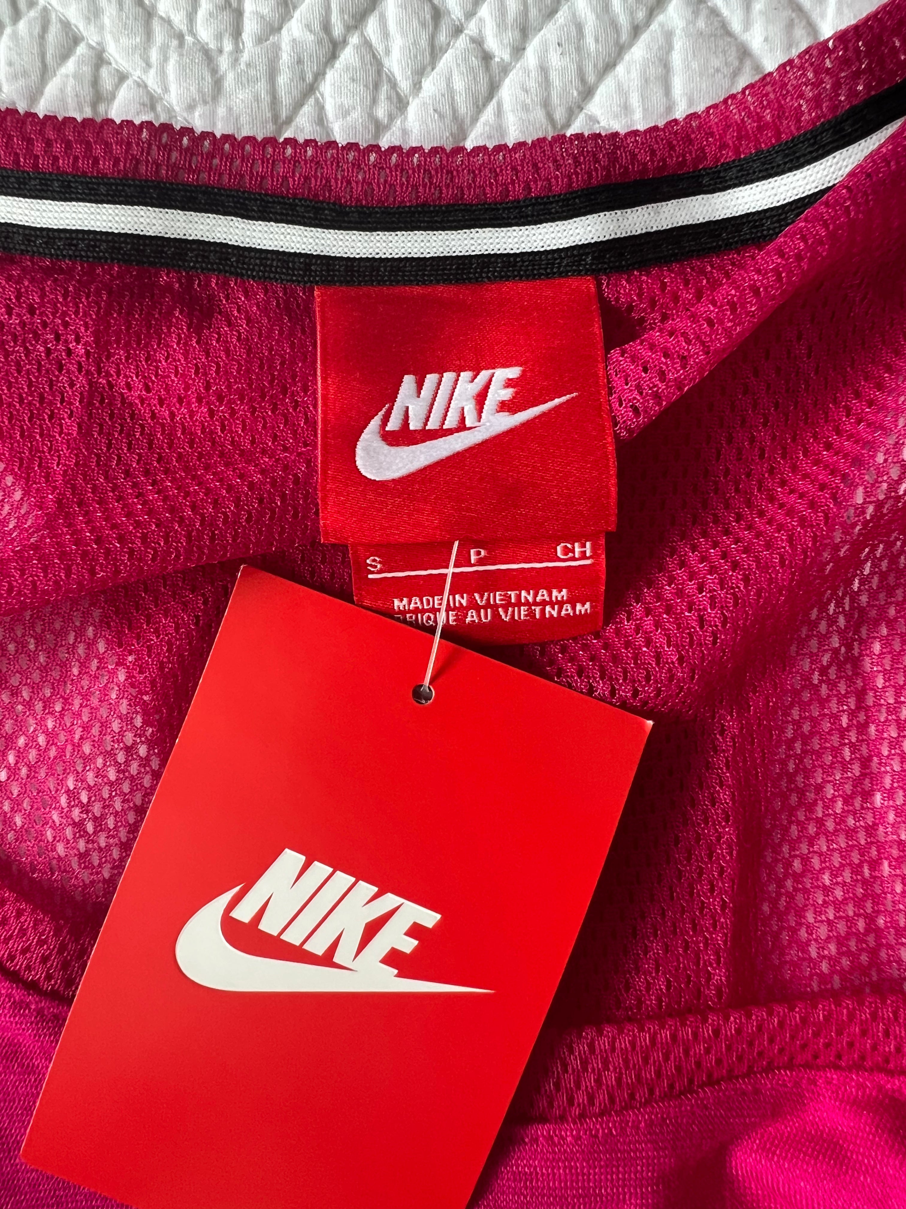 Pink Nike sports top / Mesh detailing at the back