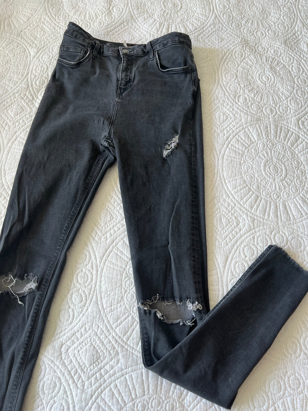 Black skinny jeans / Rips