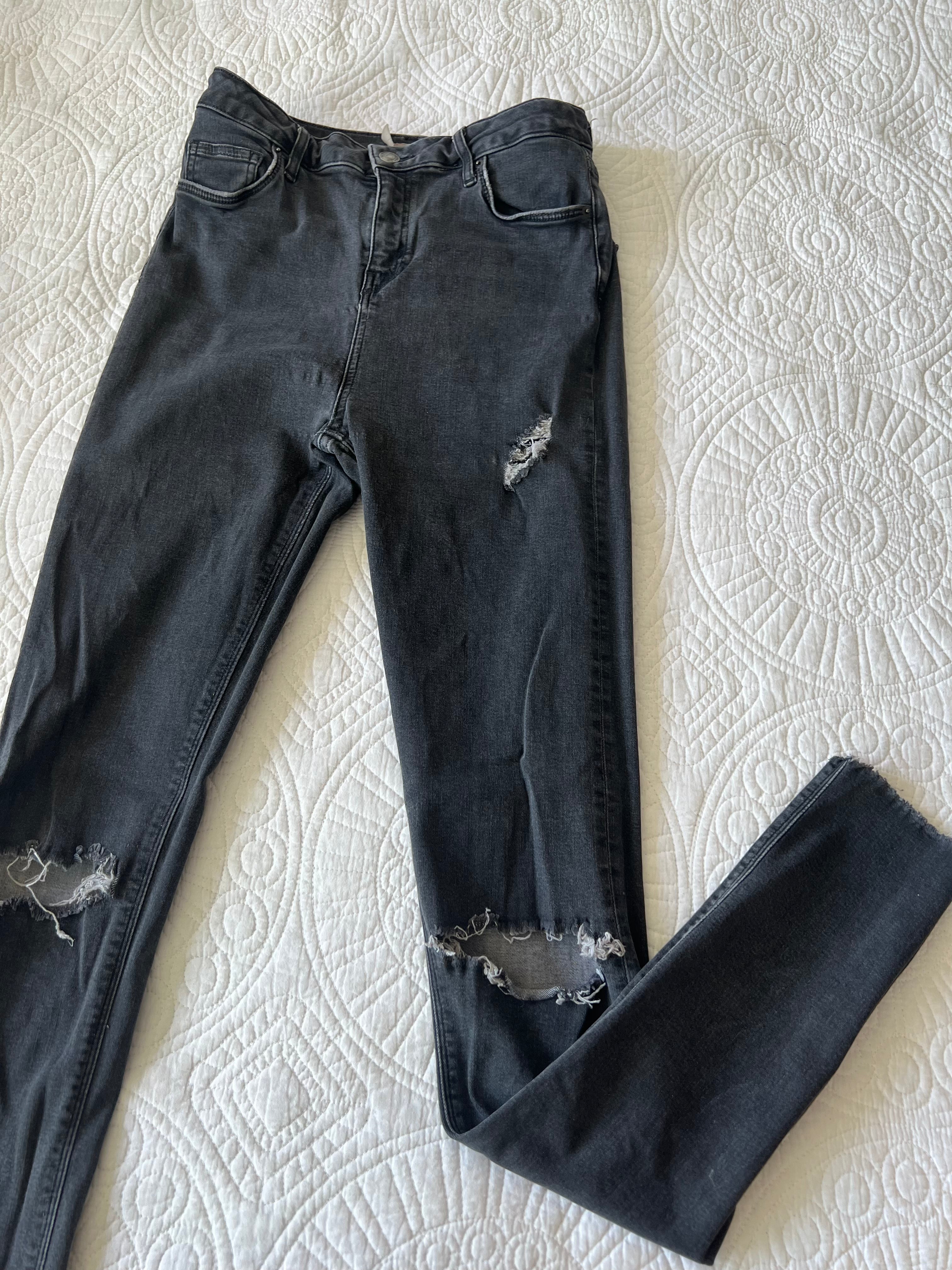 Black skinny jeans / Rips