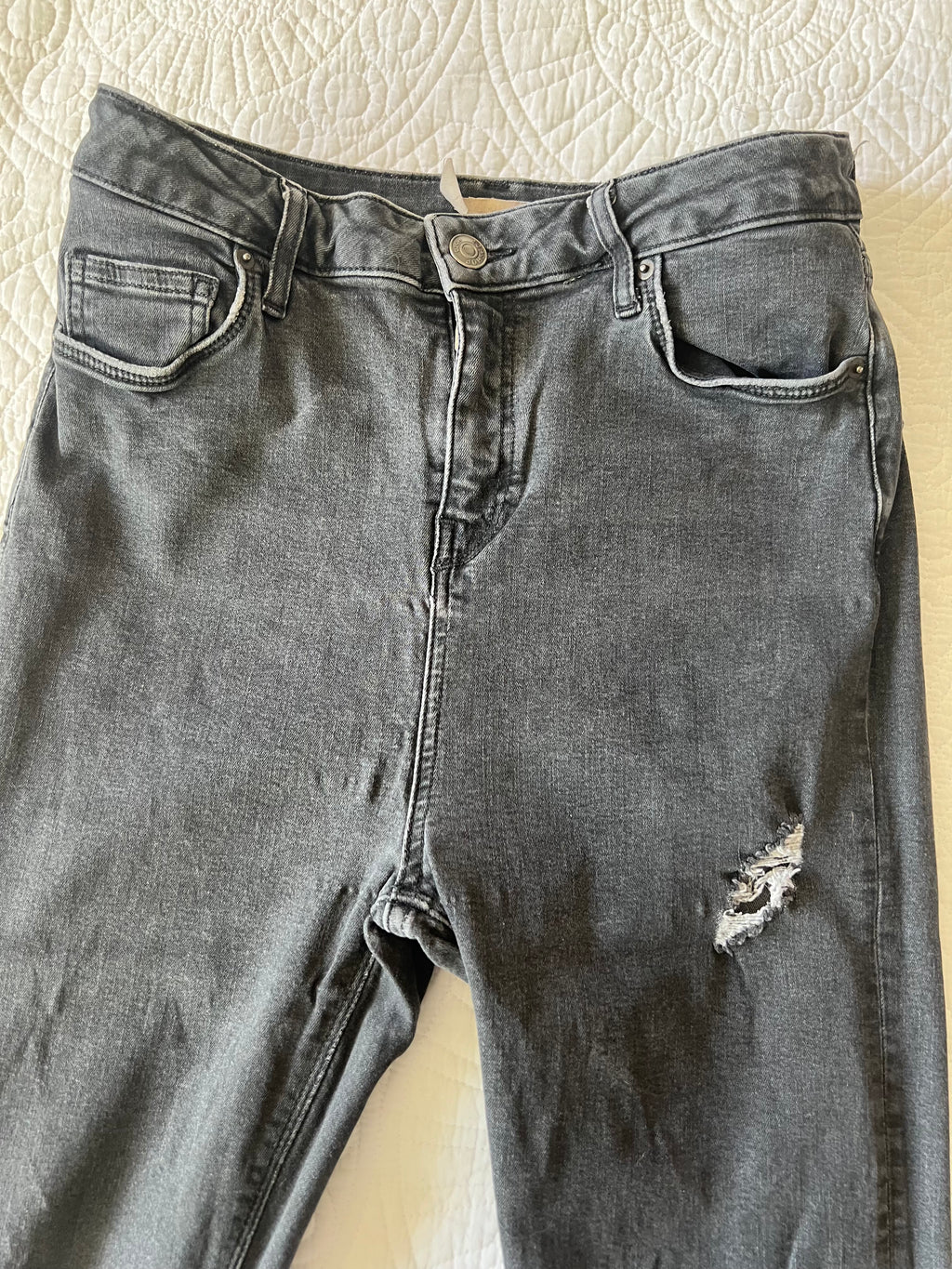 Black skinny jeans / Rips