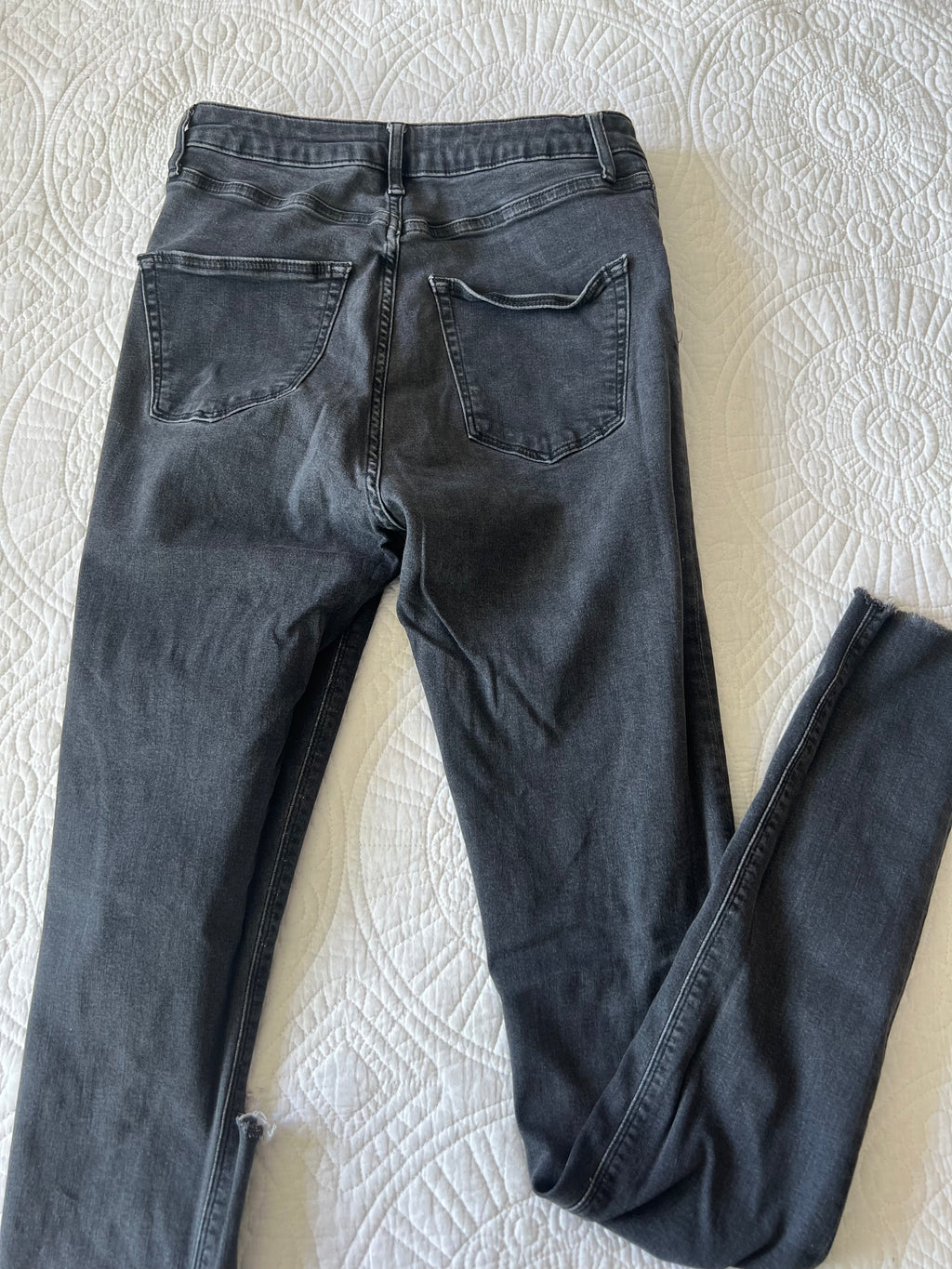 Black skinny jeans / Rips