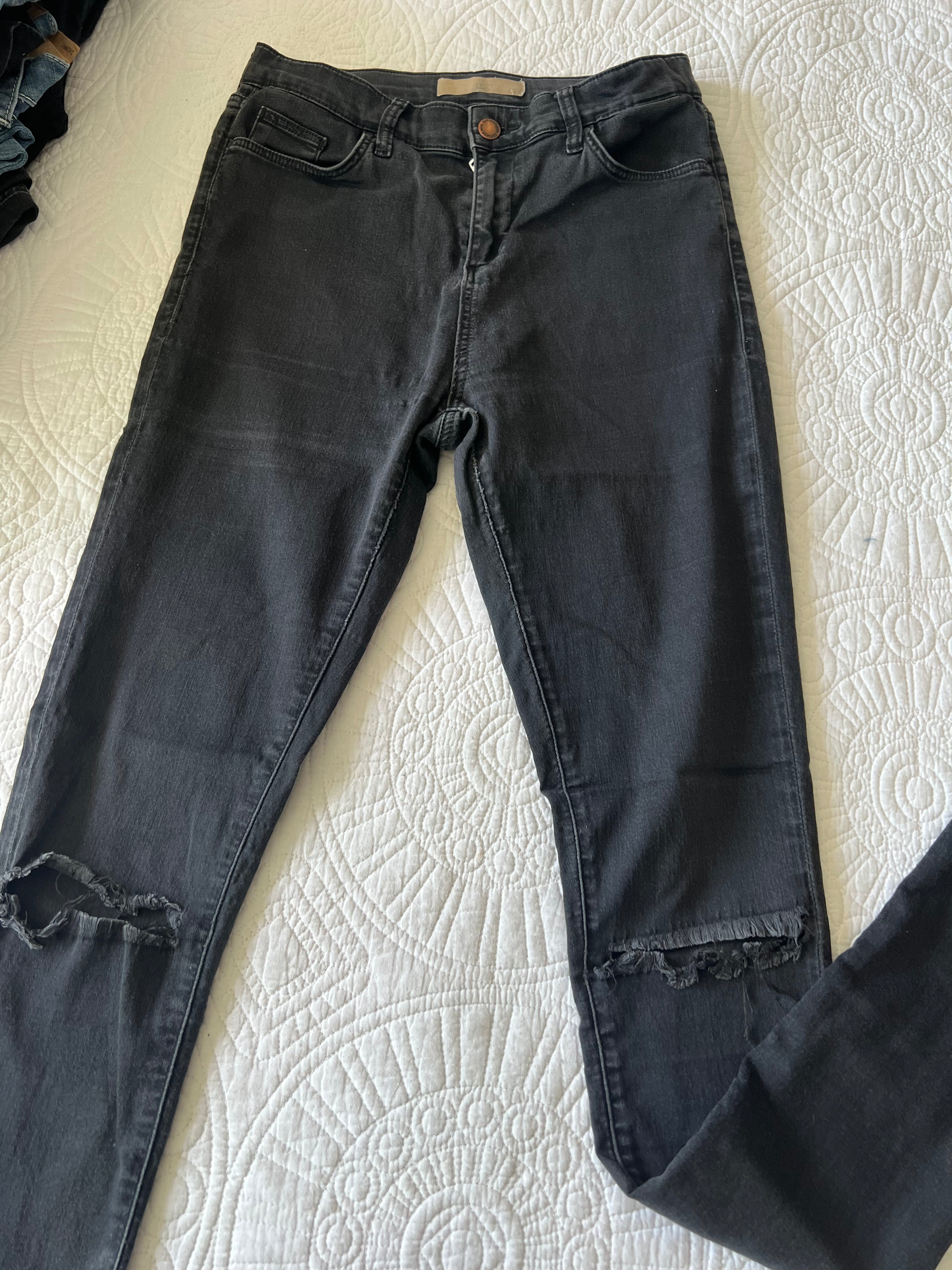 Black skinny jeans / Rips