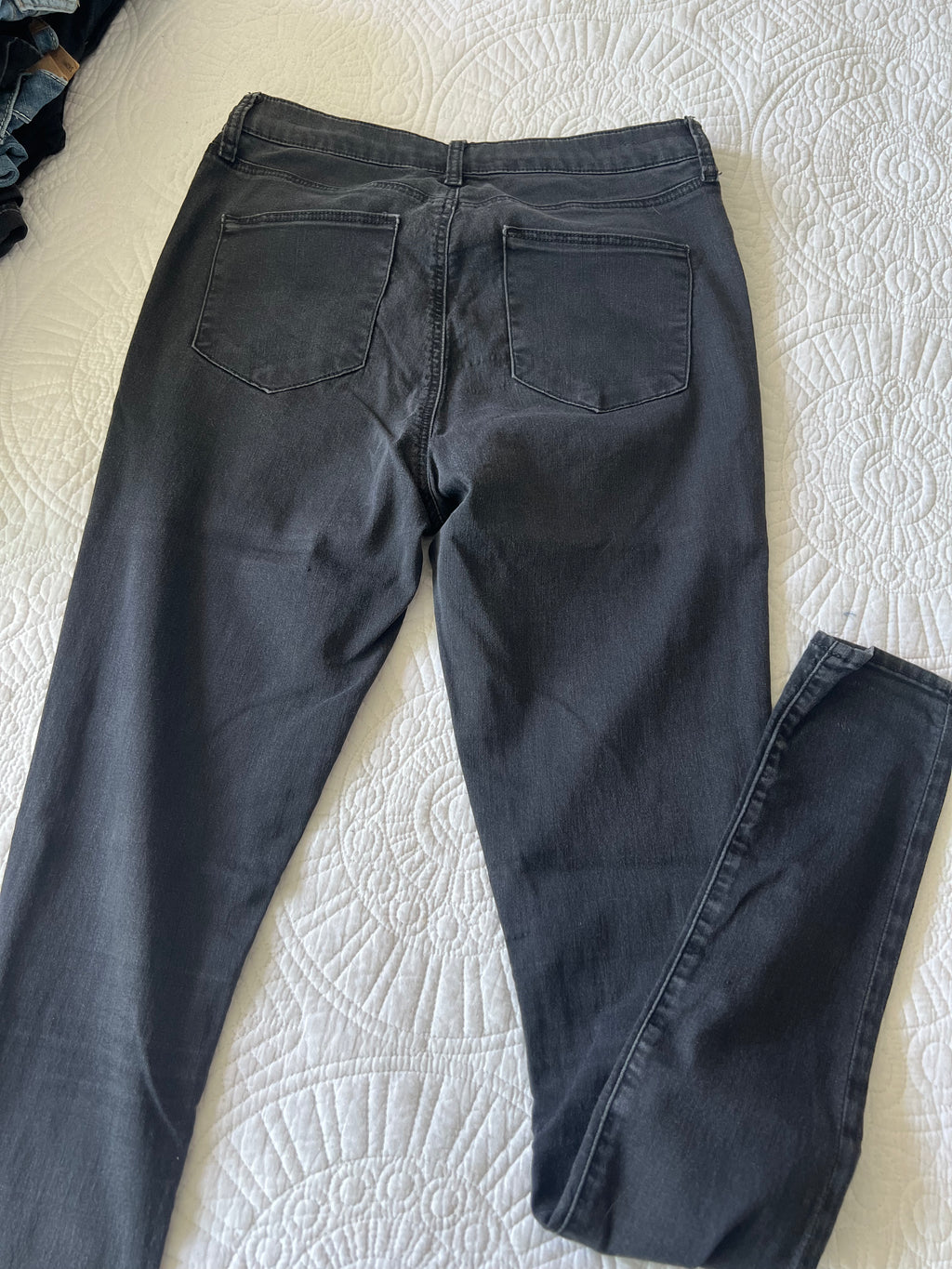 Black skinny jeans / Rips