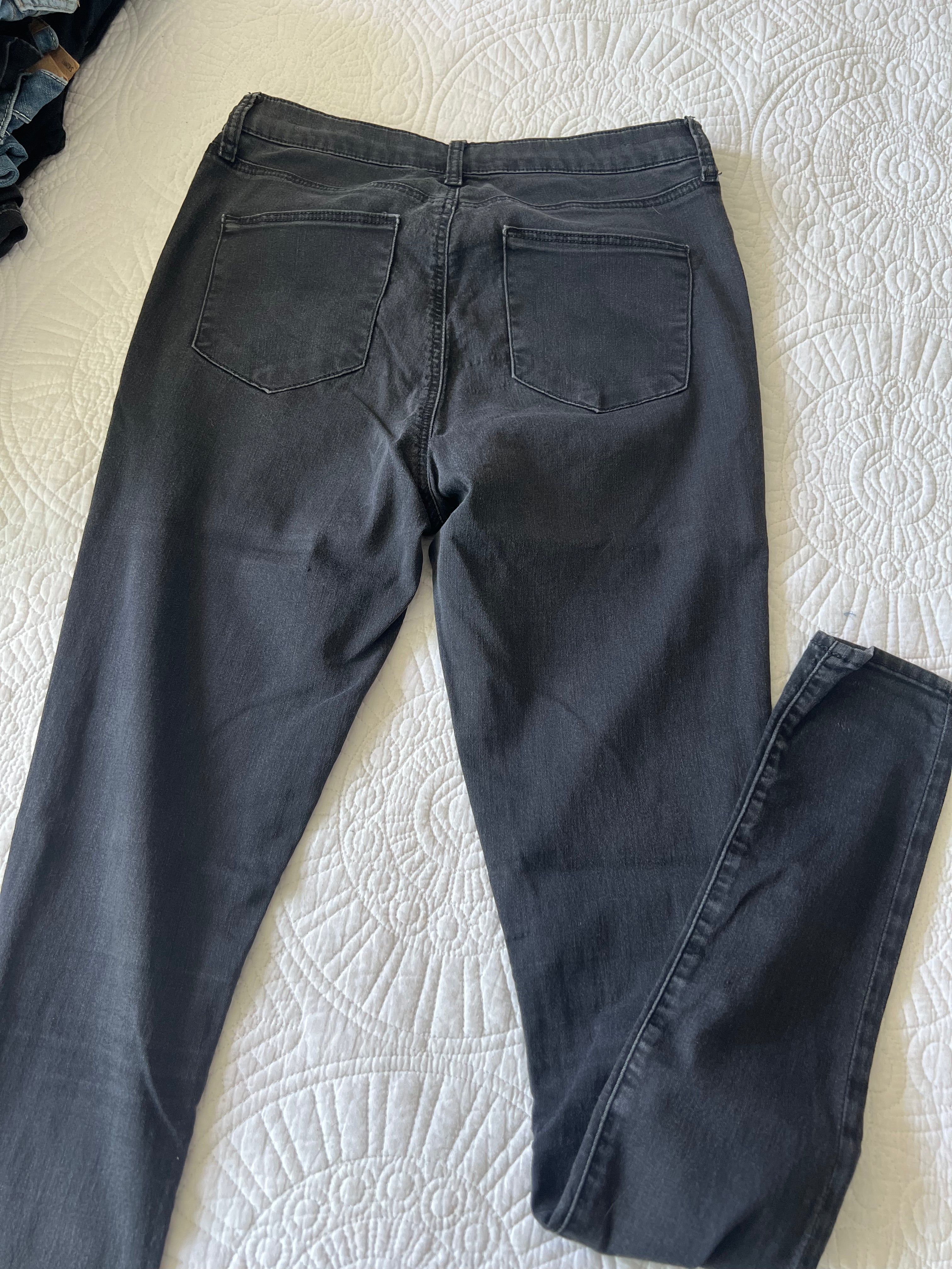 Black skinny jeans / Rips
