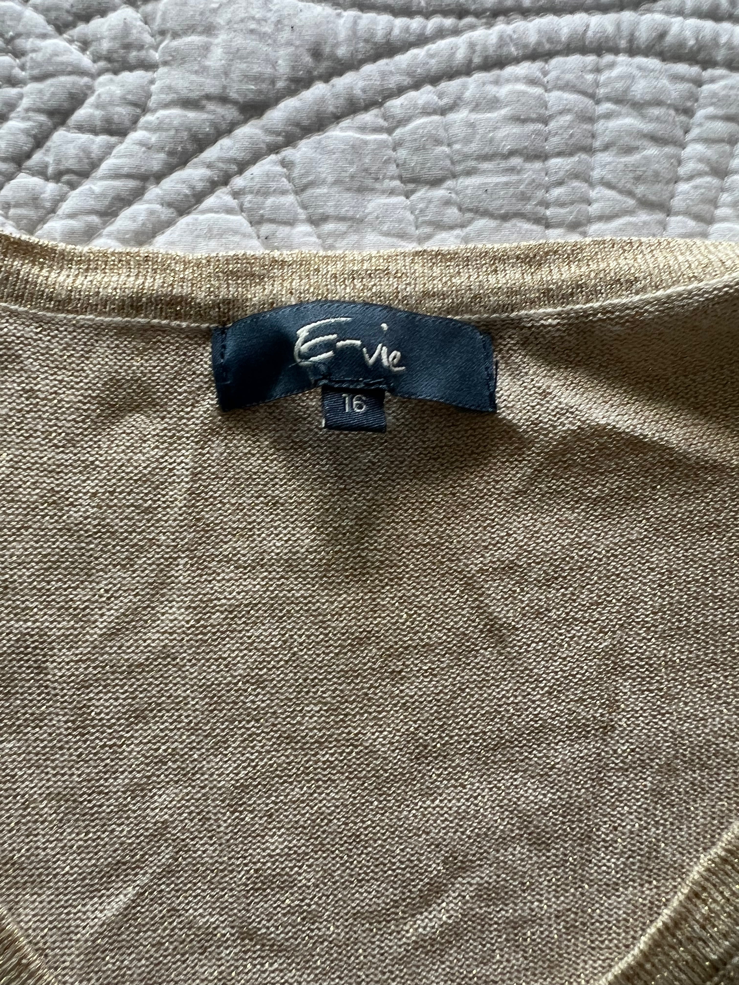 Quater sleeve nude top