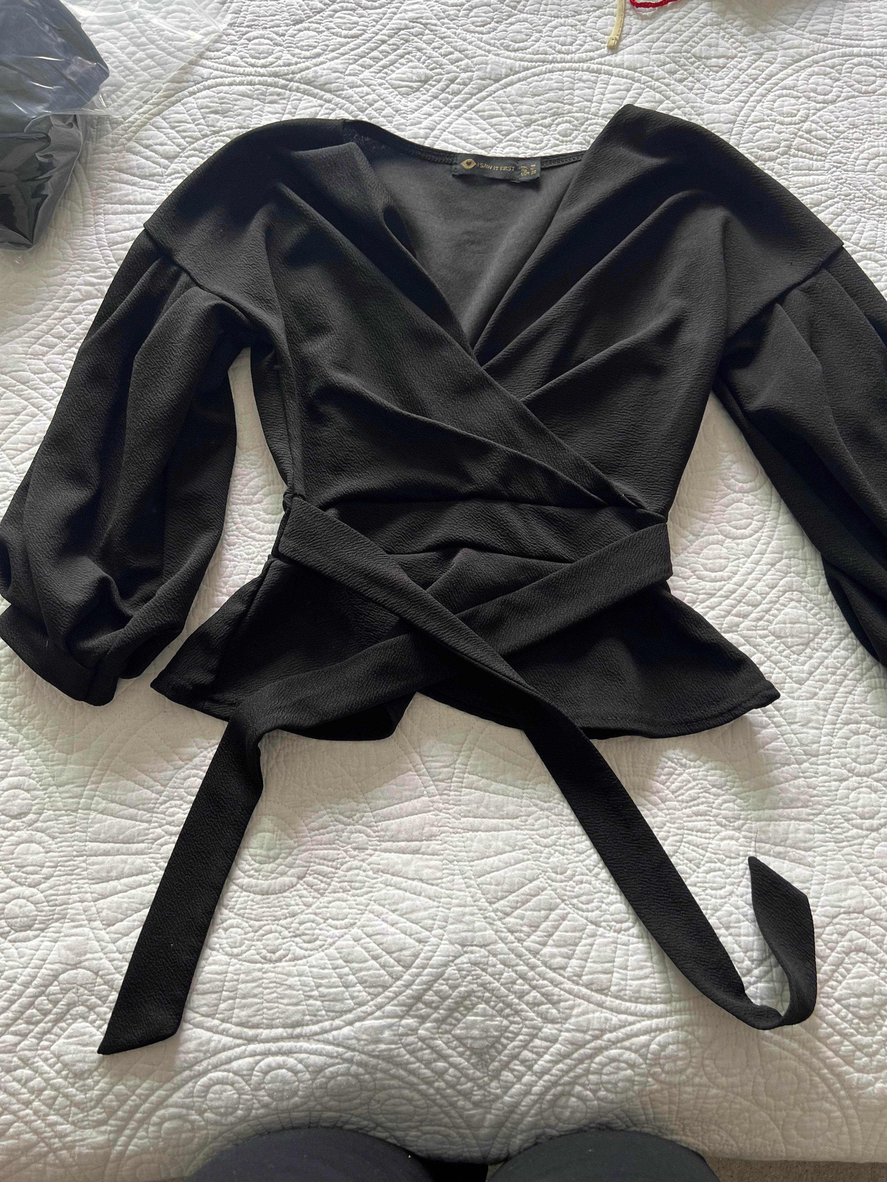 Quater sleeve black top