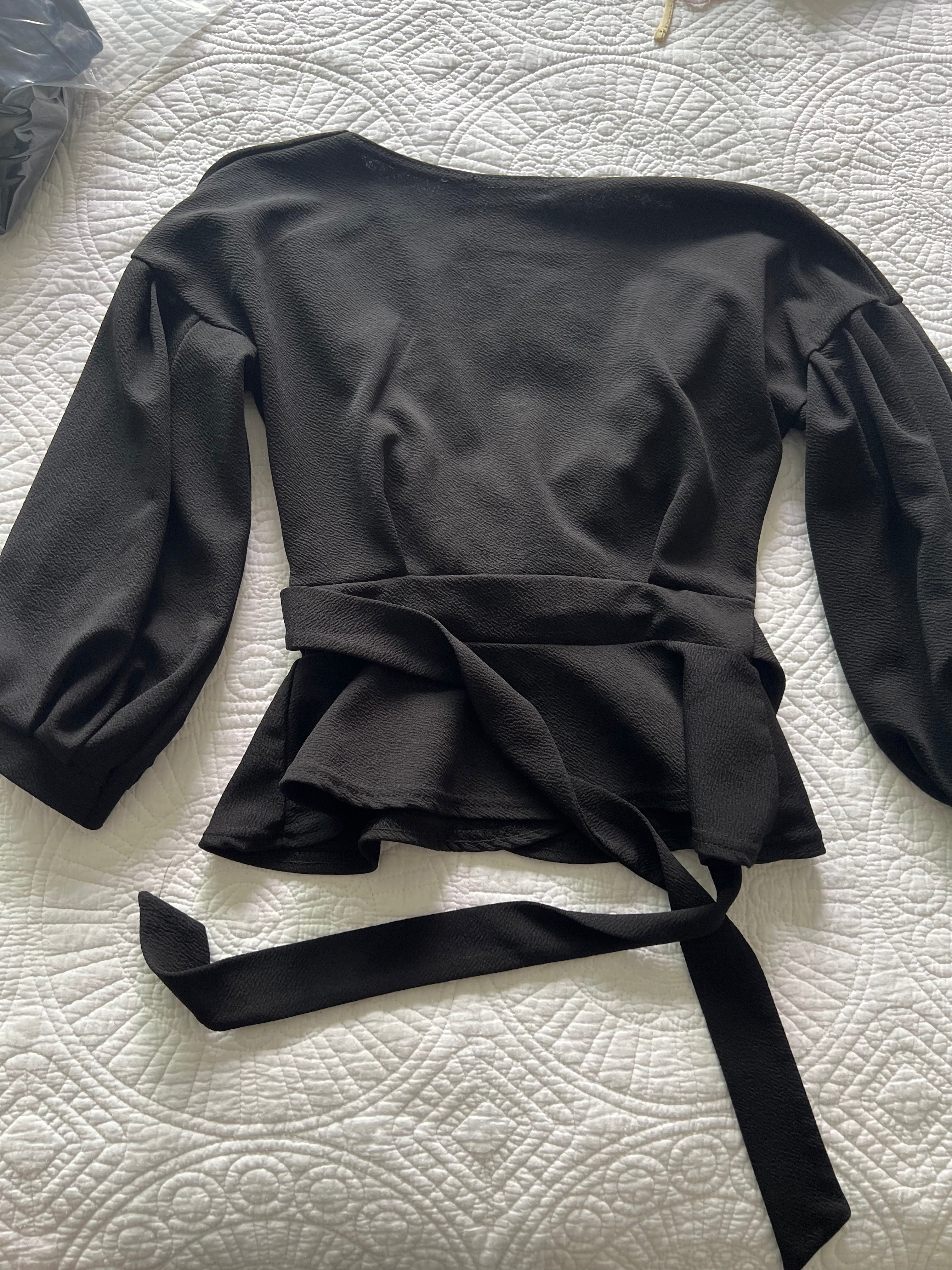 Quater sleeve black top