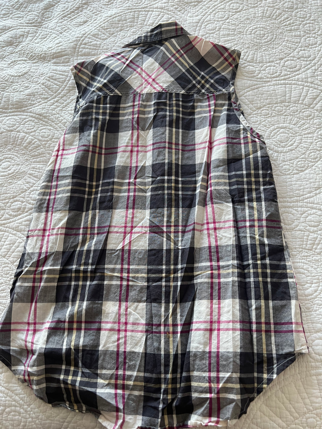 Checkered sleeveless shirt